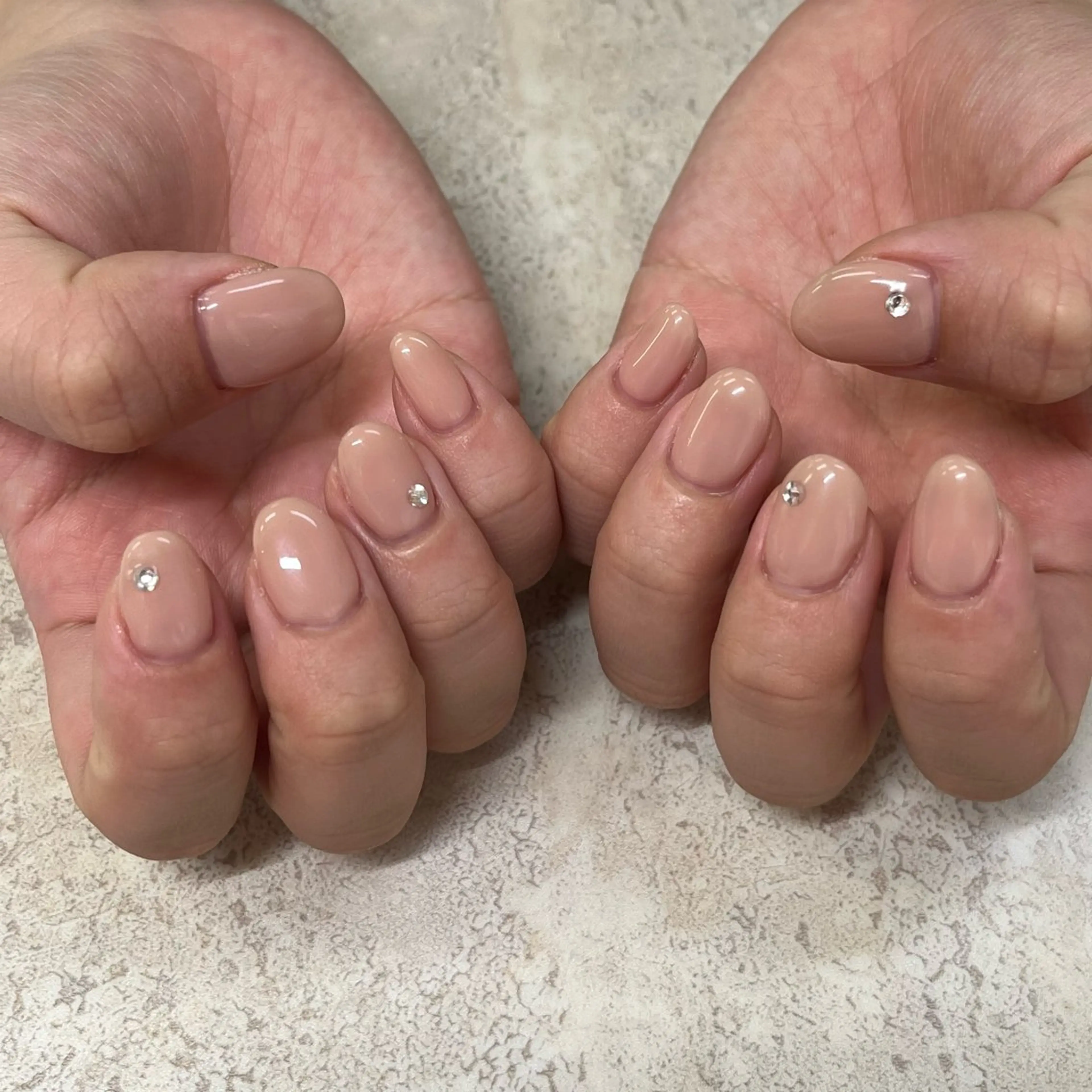 ネイル ワンカラーネイル ストーンネイル ネイルサロンアジアン池袋店所属・林 夏萌のネイルデザイン