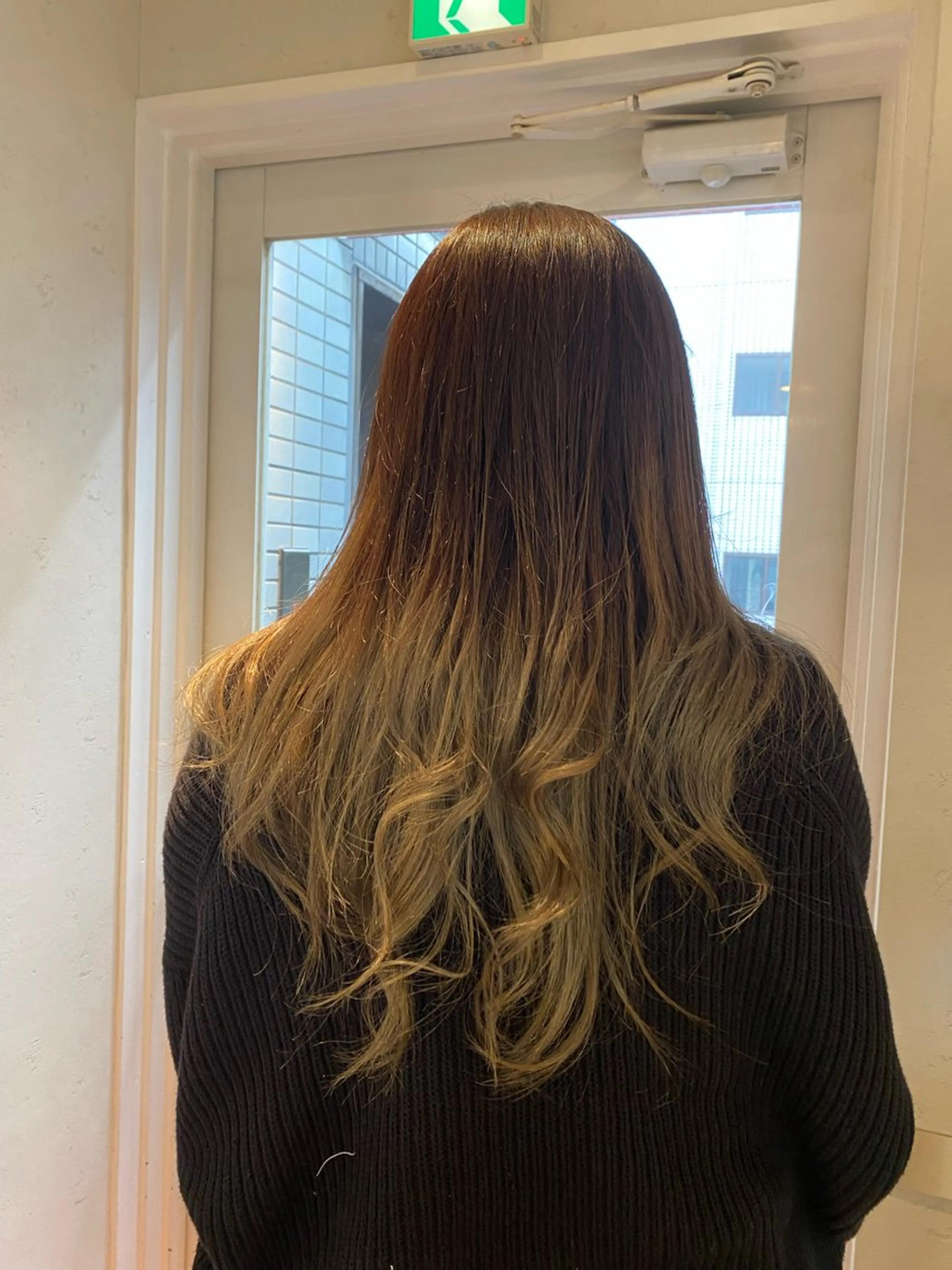 ロング カラー ブリーチ グラデーションカラー TRIP フクダのヘアスタイル