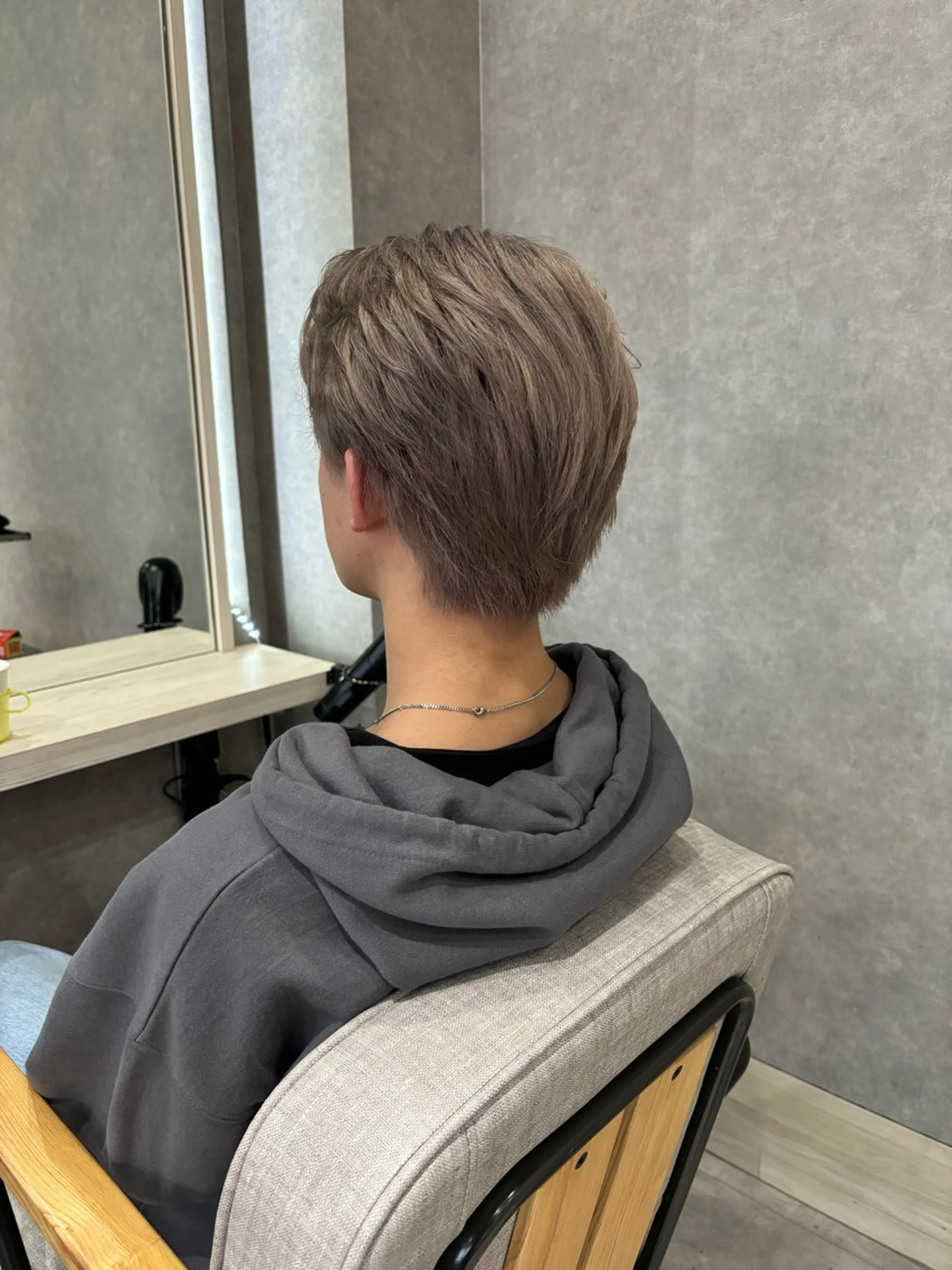 ミディアム カラー メンズ メンズバレイヤージュ メンズブリーチ メンズハイライト メンズインナーカラー メンズ韓国風 長谷川 湧のヘアスタイル