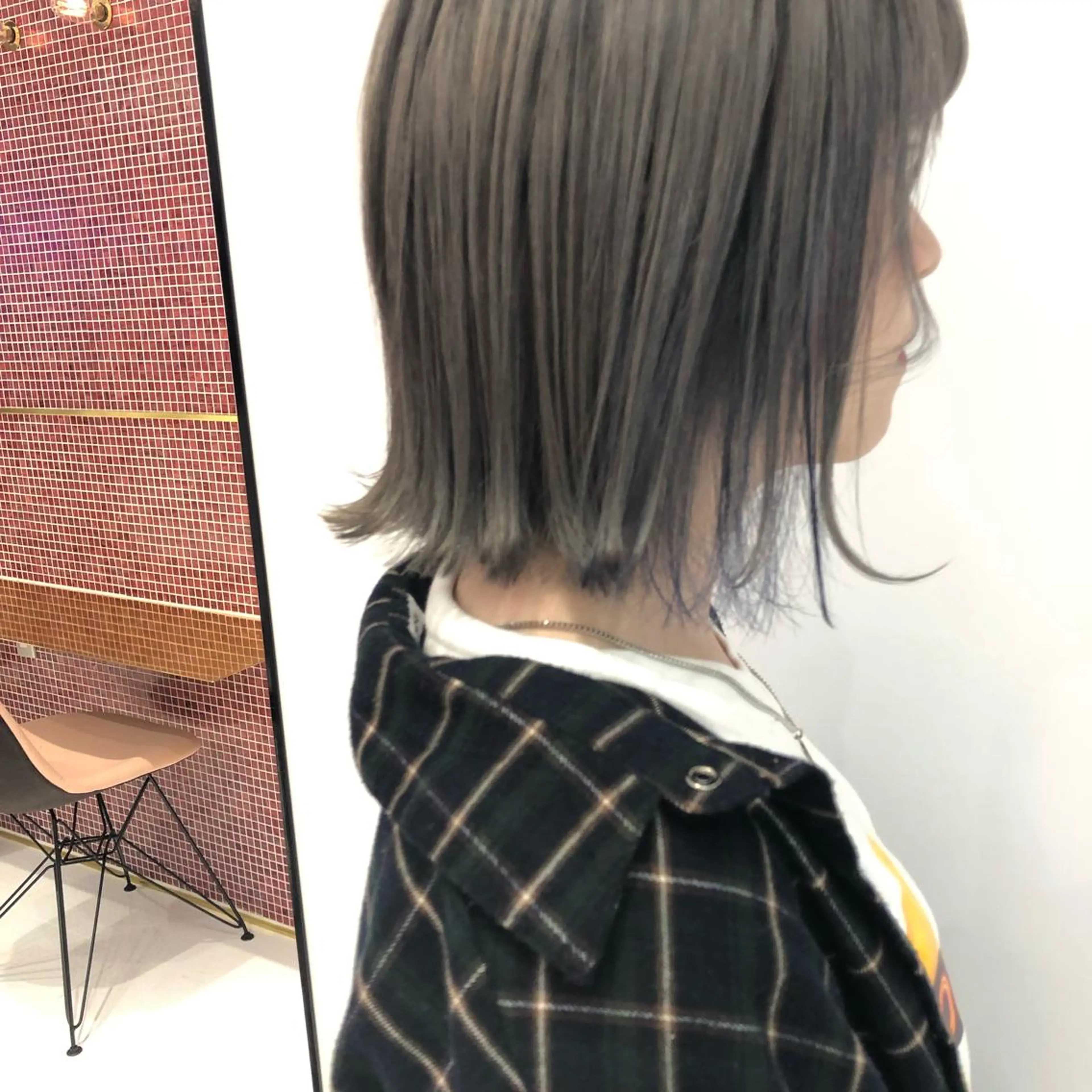 ミディアム カラー ブロンド ブルーカラー シルバー ヘアカラー 相川 愛実のヘアスタイル