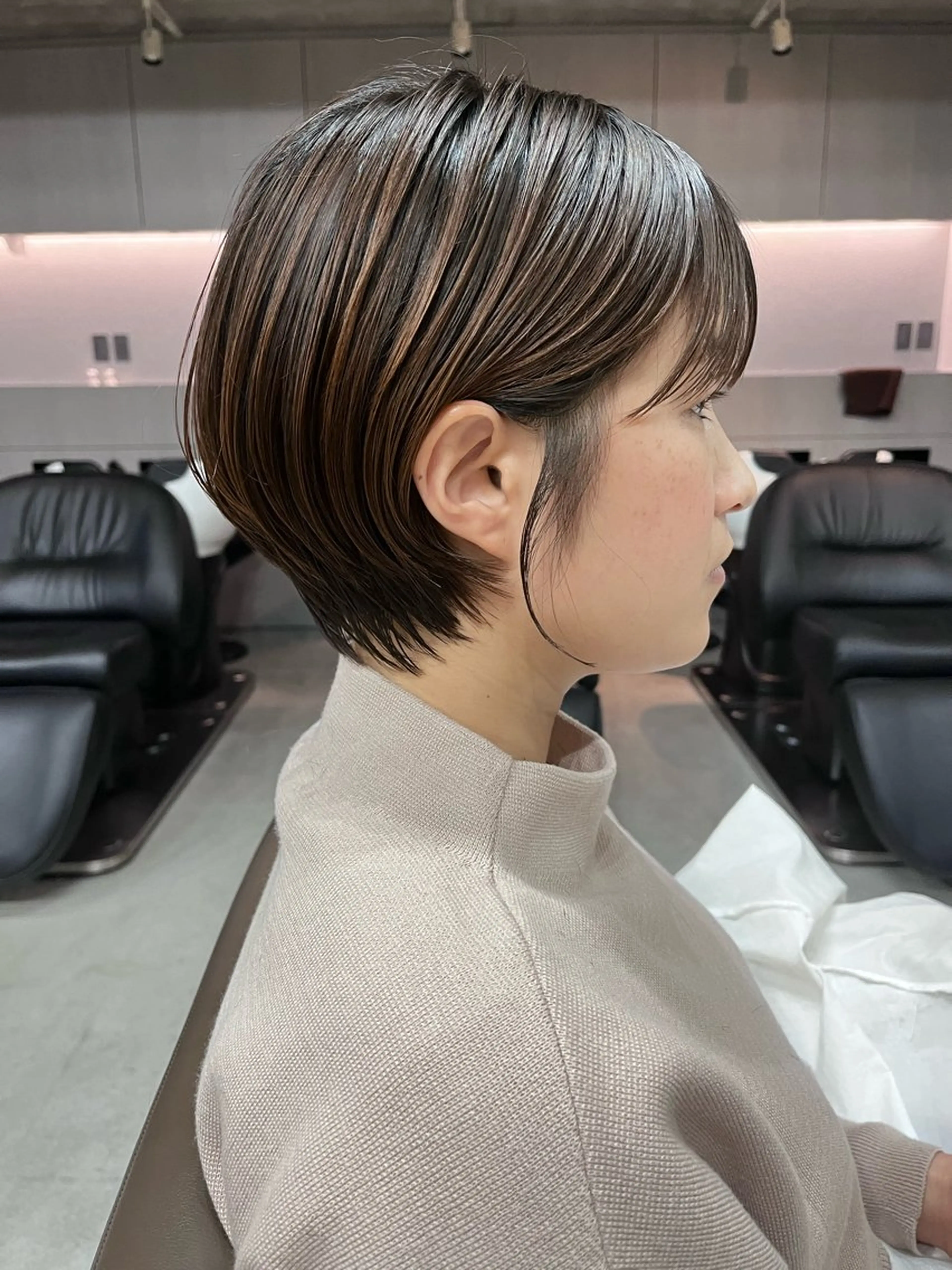 ショート カラー 曲がる縮毛矯正 センターパートのヘアスタイル