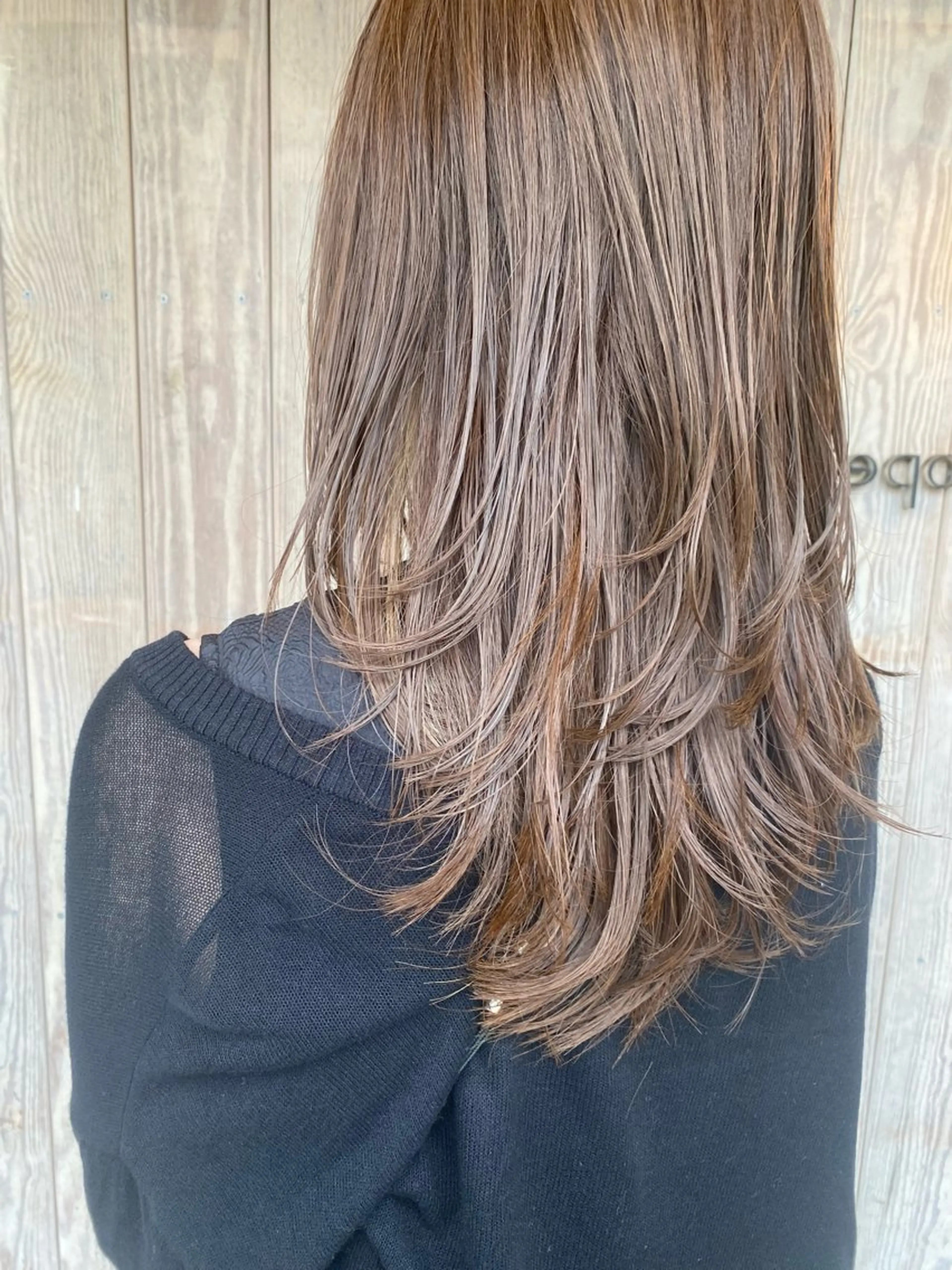 ロング レイヤーカット カット 西田 朋華のヘアスタイル