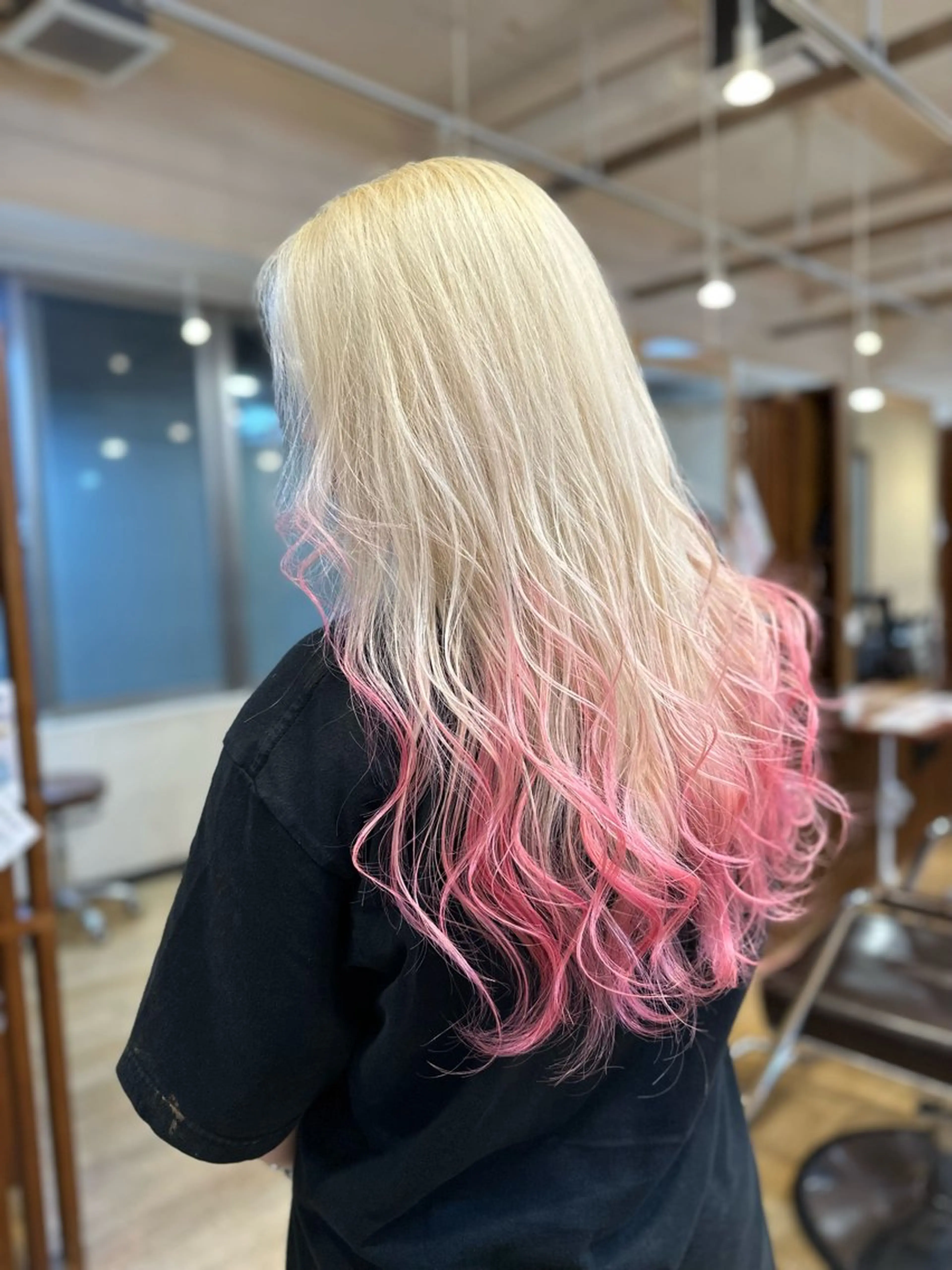 ロング 🌈8月末までシャ イン輝きハイトーン✨のヘアスタイル