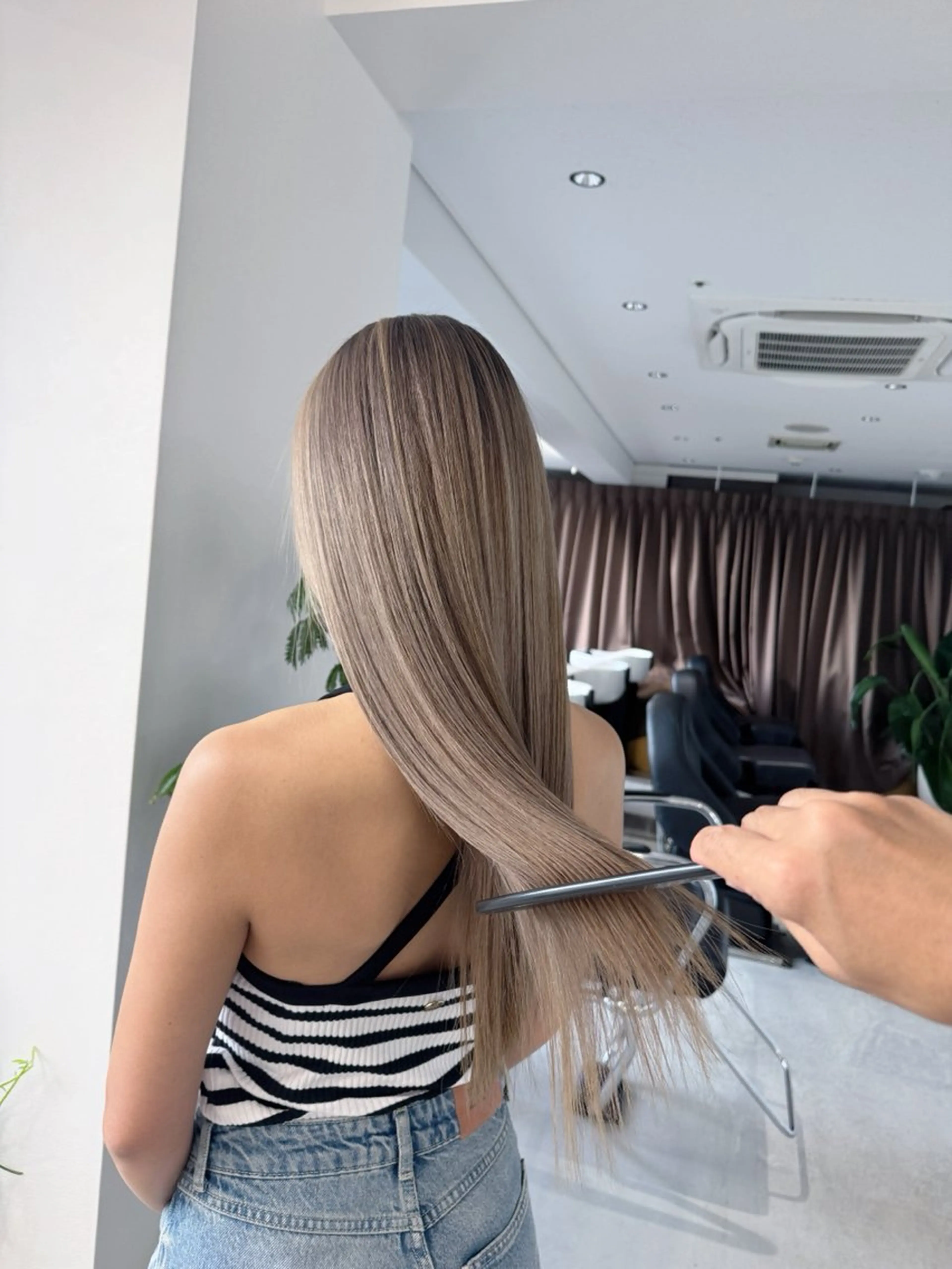 ロング Mei/ハイトーン/ シャドールーツのヘアスタイル