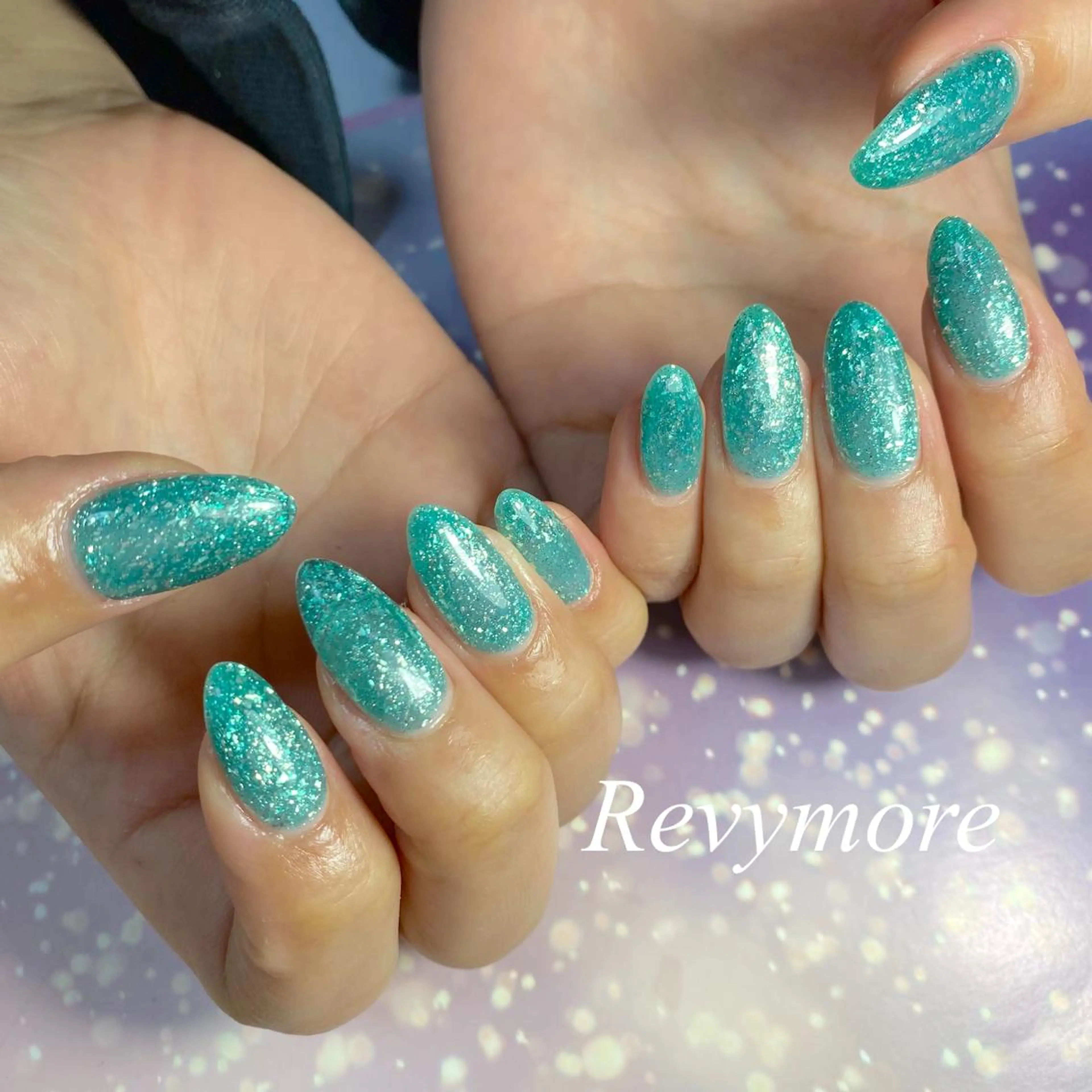 ミディアム ネイル クリアネイル ジェルネイル グリーン キラキラネイル ラメ(グリッター) nail salon Revymoreのネイルデザイン