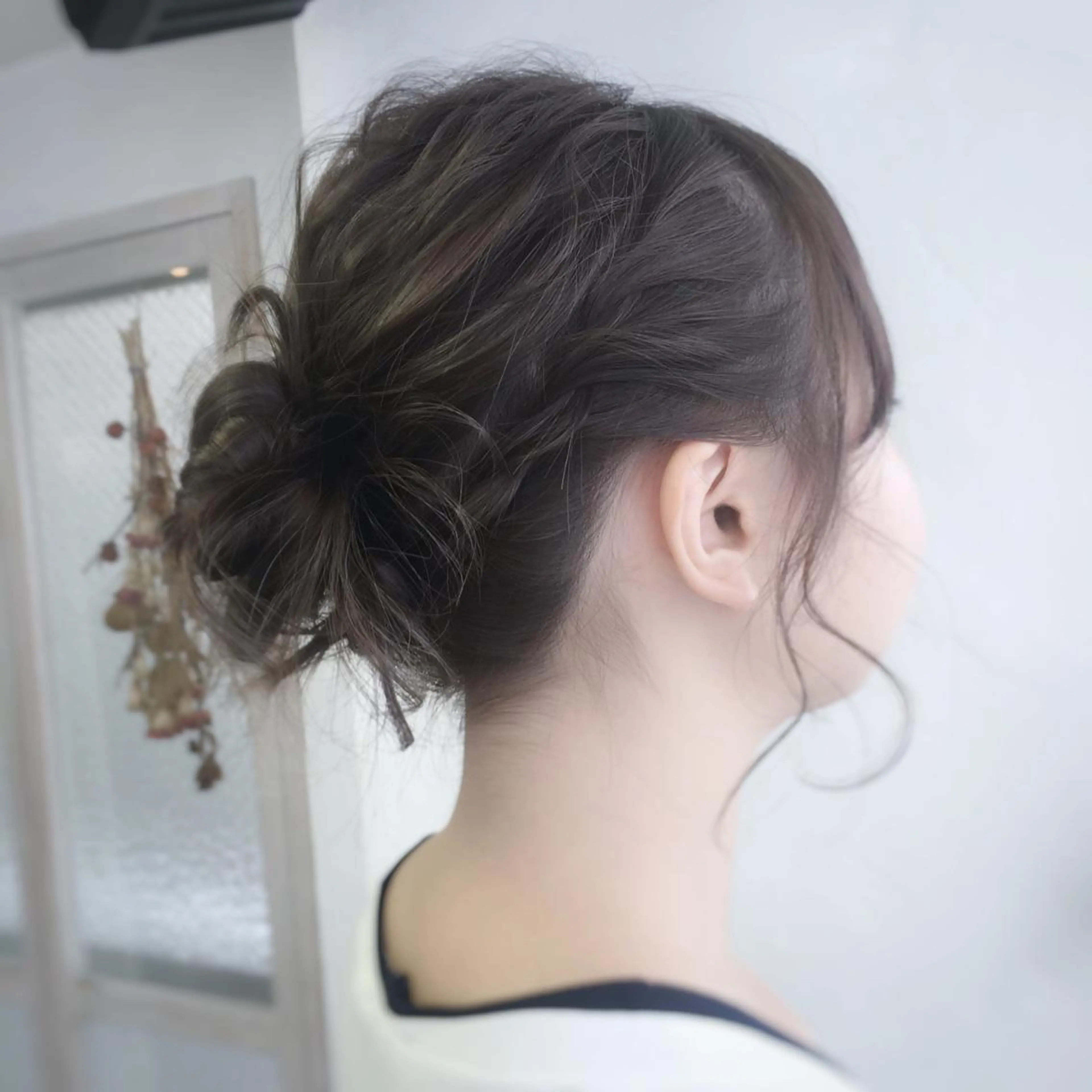 セミロング カラー パーマ ヘアアレンジ 推し活専用 【派手髪】飯野ゆかりのヘアスタイル