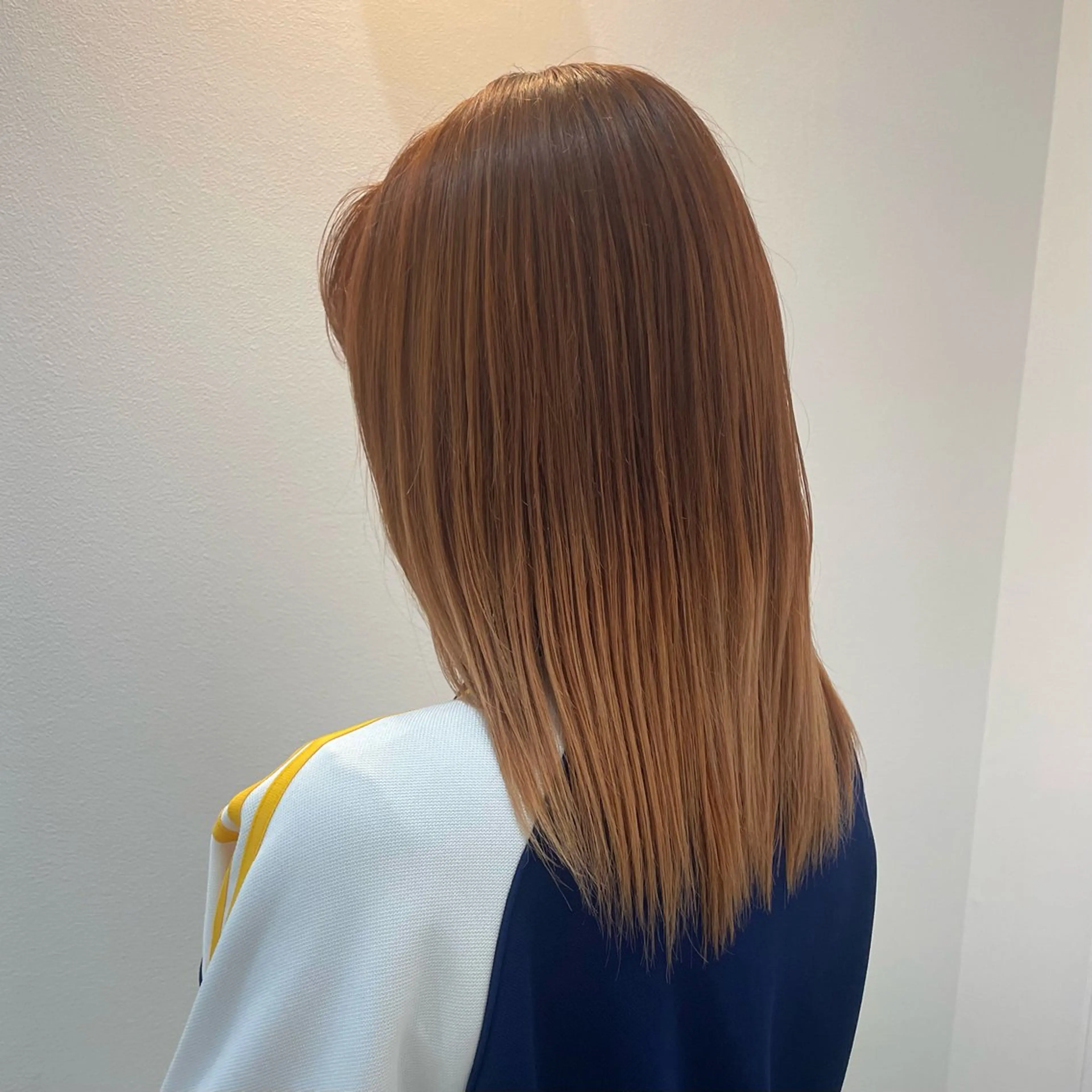 セミロング カラー グラデーションカラー オレンジ ヘアカラー 鈴木 七海のヘアスタイル