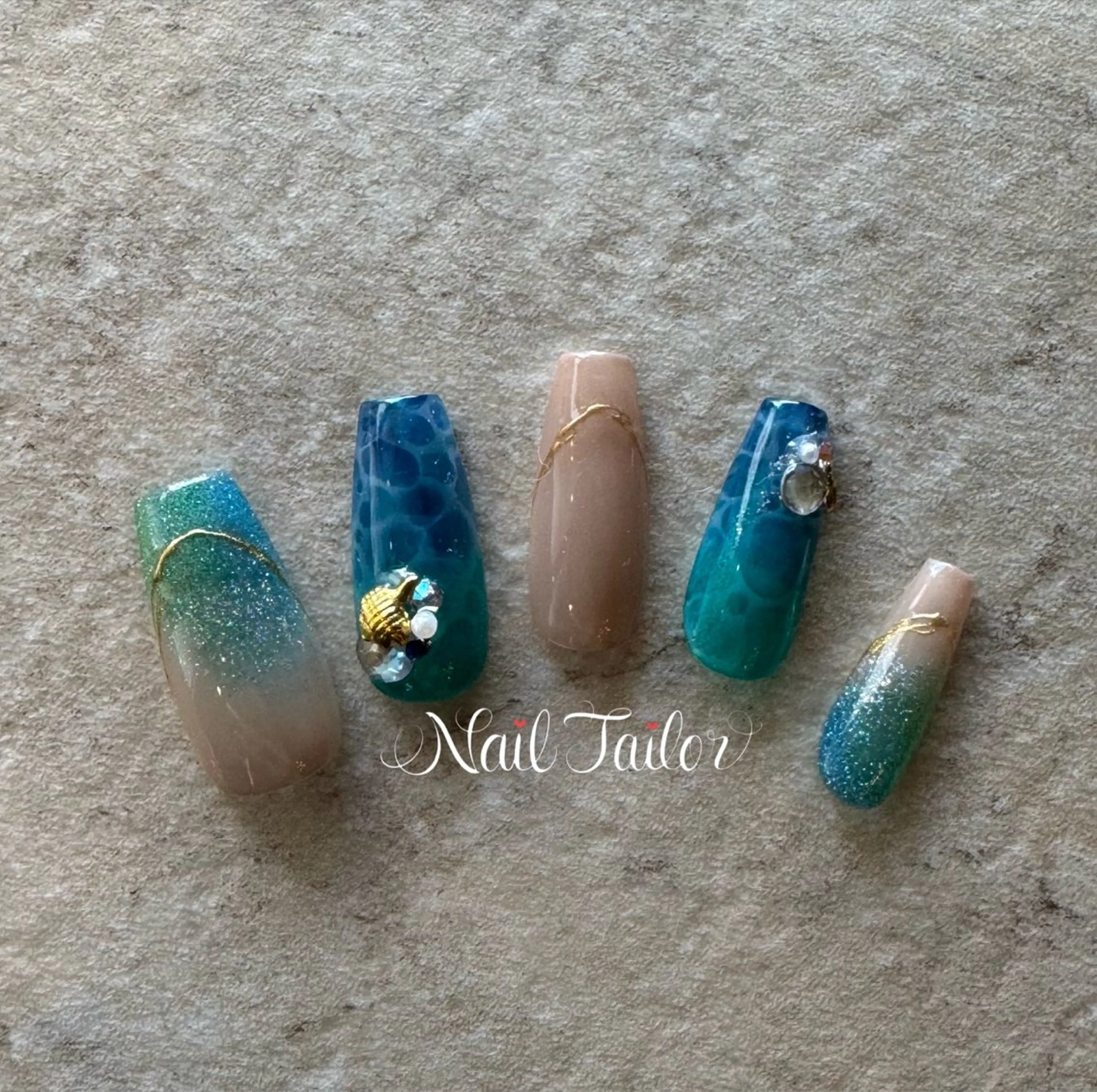 ネイル アートネイル ブルー 長さ出し ジェルネイル キラキラネイル NailTailor ネイルテイラーのネイルデザイン