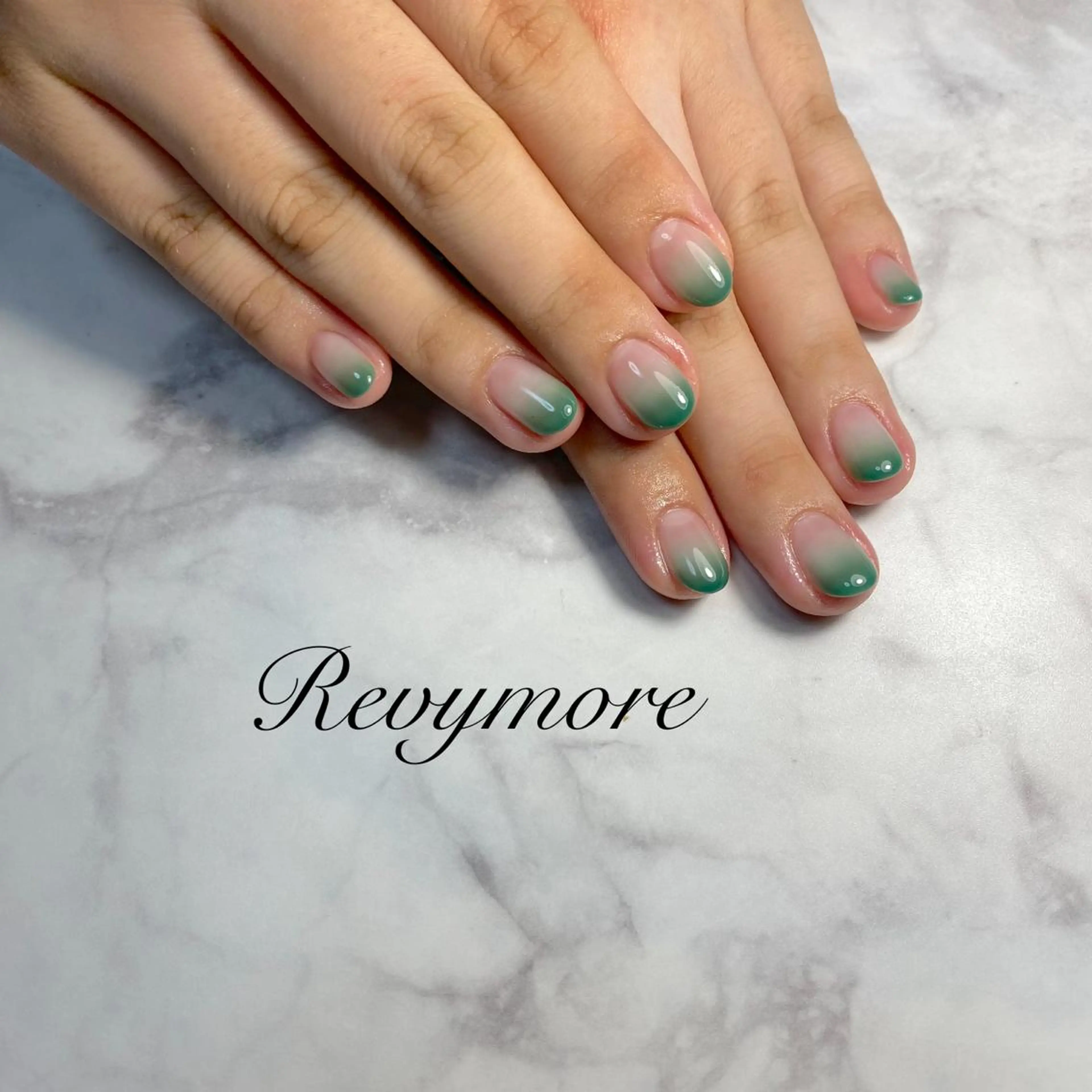 ミディアム ネイル 韓国風ヘア ジェルネイル グリーン キラキラネイル 韓国ネイル nail salon Revymoreのネイルデザイン