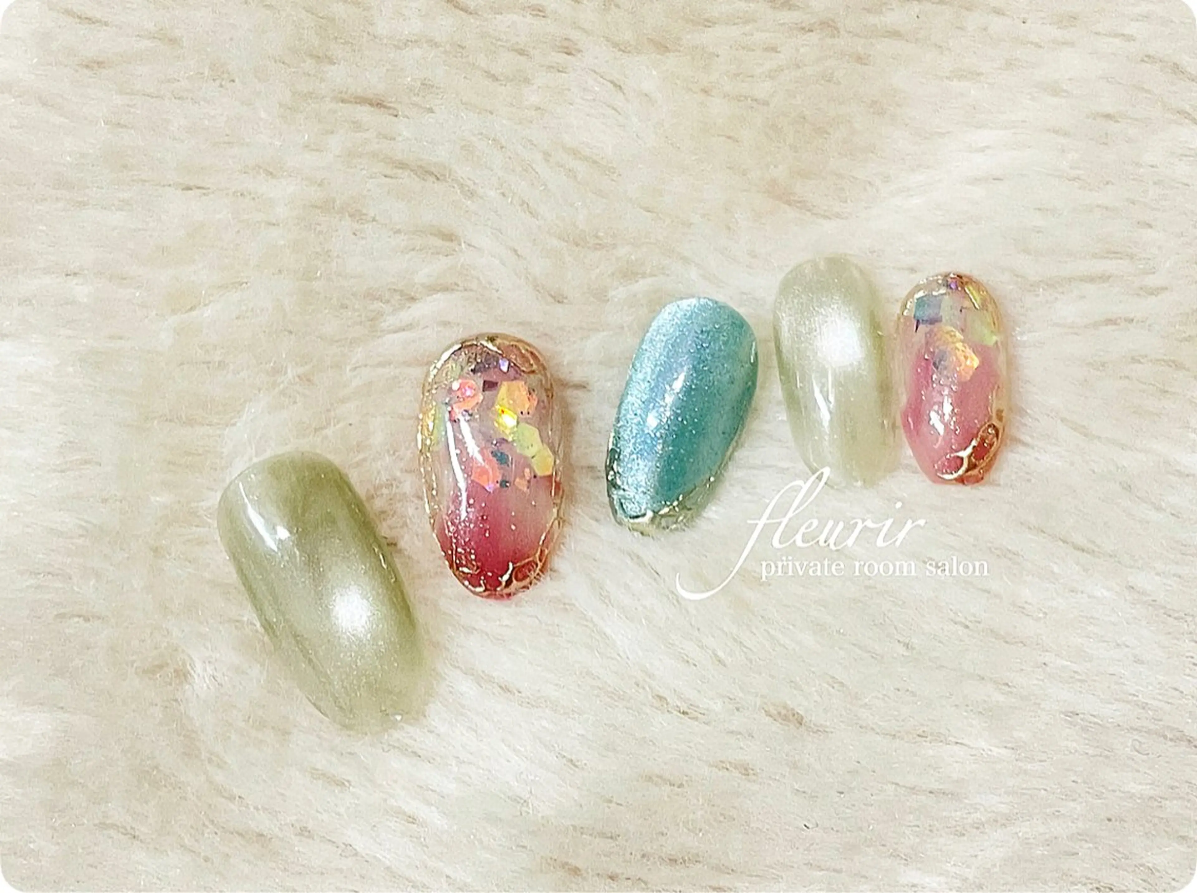 ネイル アートネイル オーロラネイル ゴールド グリーン ホログラムネイル フルリール 【プライベートサロンのネイルデザイン