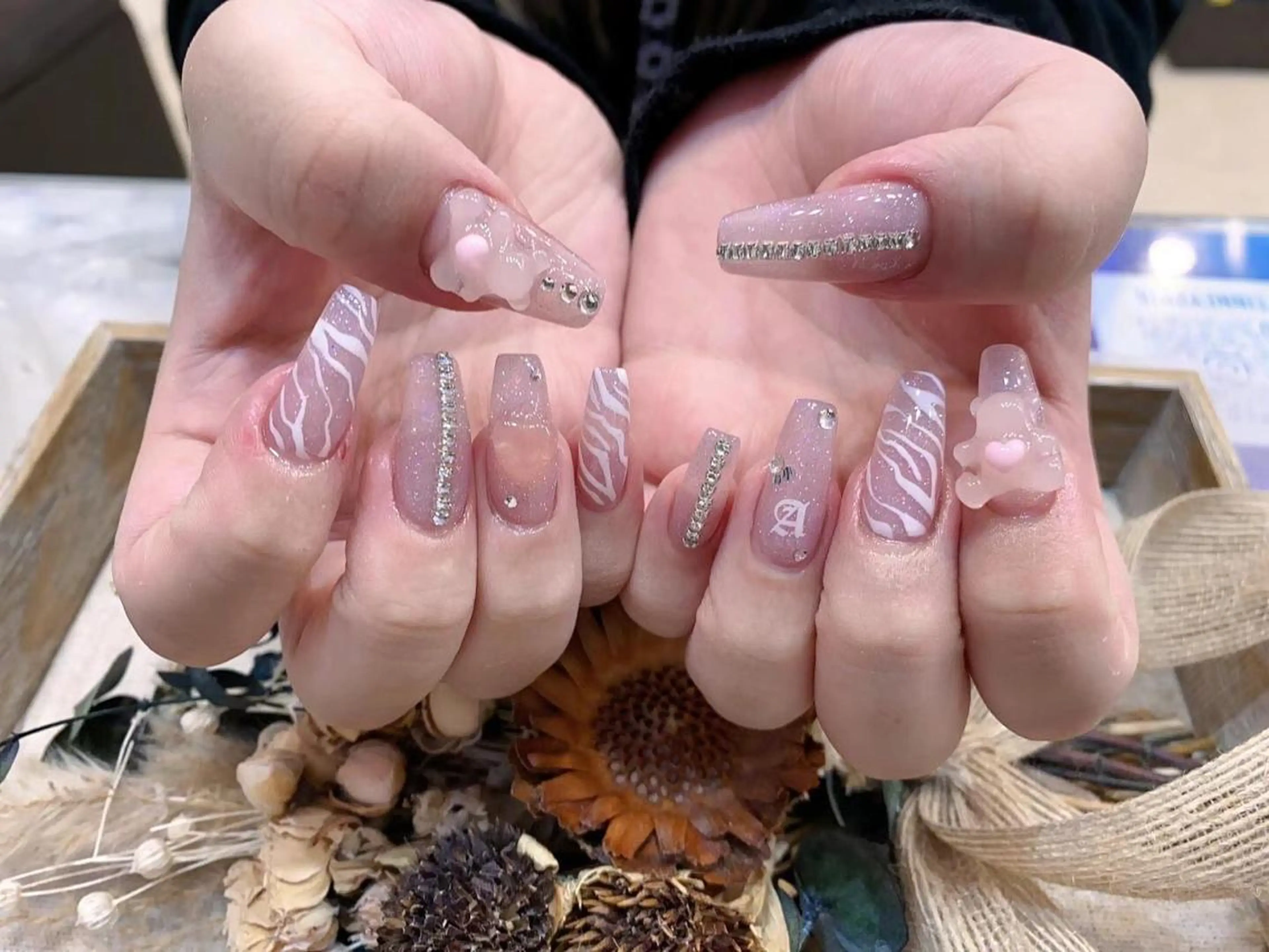 ネイル アニマル柄 ラメ(グリッター) ピンク ホワイト babarla Nailのネイルデザイン