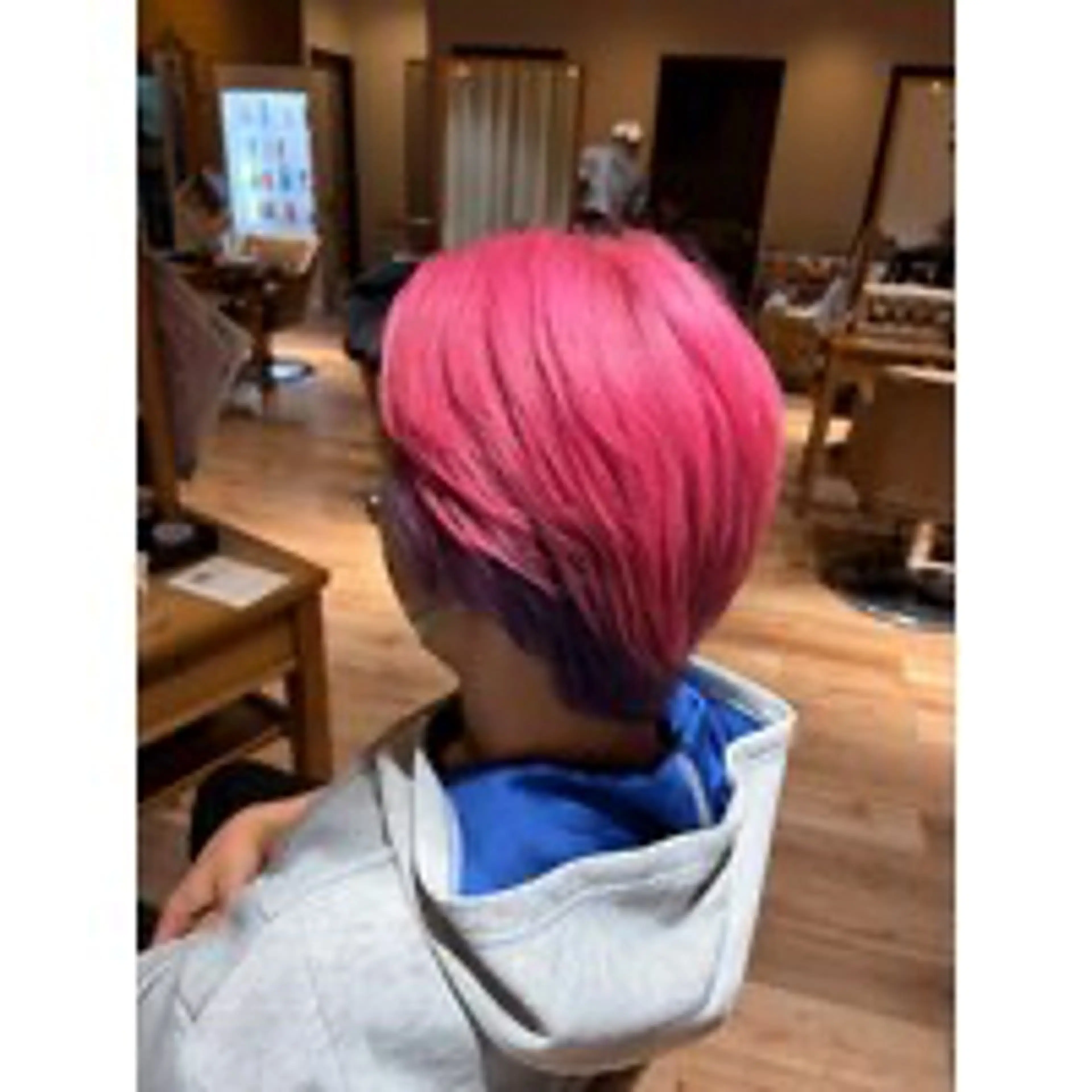 ショート ヘアカラー 高口 小春のヘアスタイル