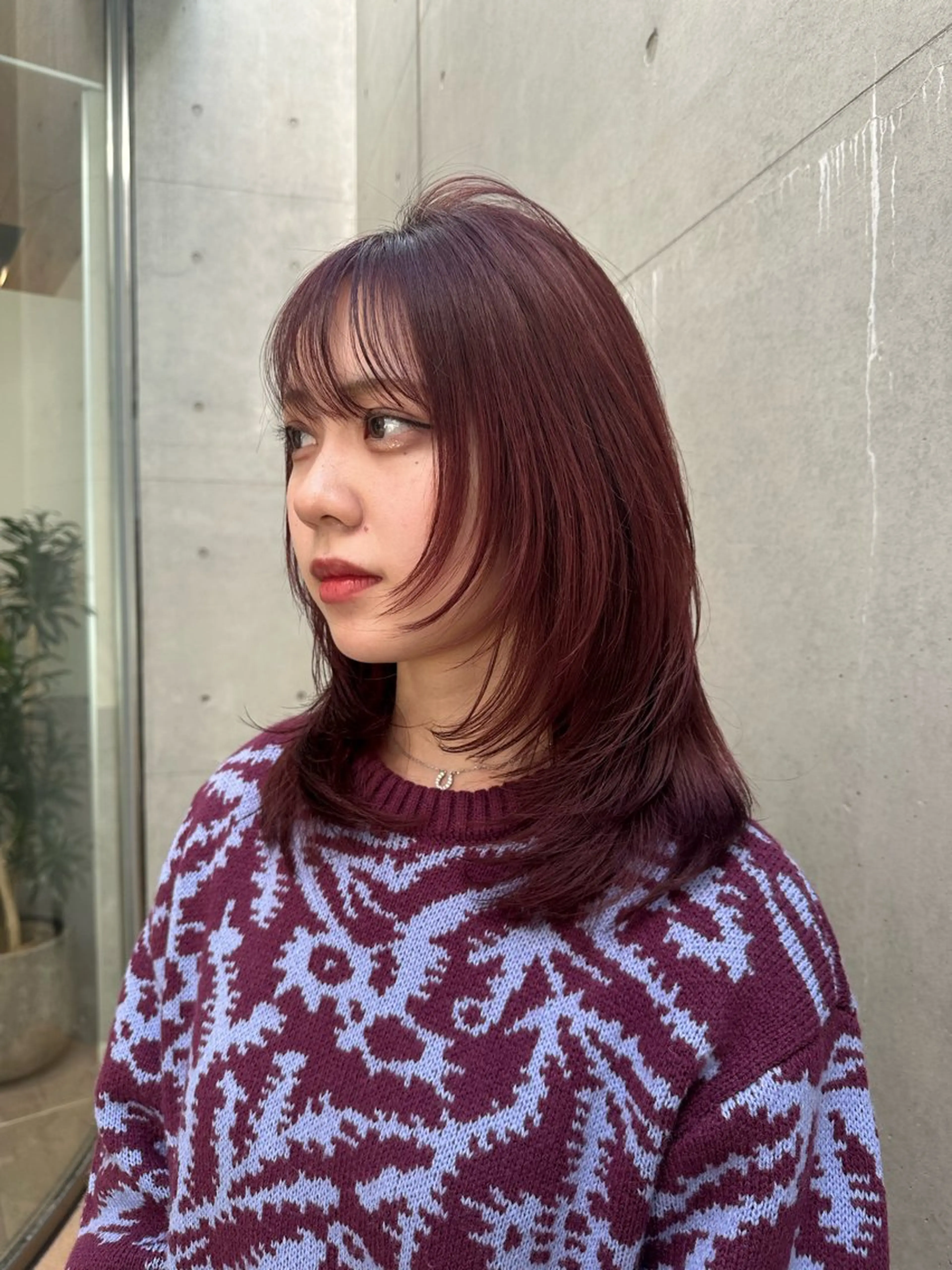 ミディアム カット ヘアカラー トリートメント レイヤーカット 透明感カラーのヘアスタイル