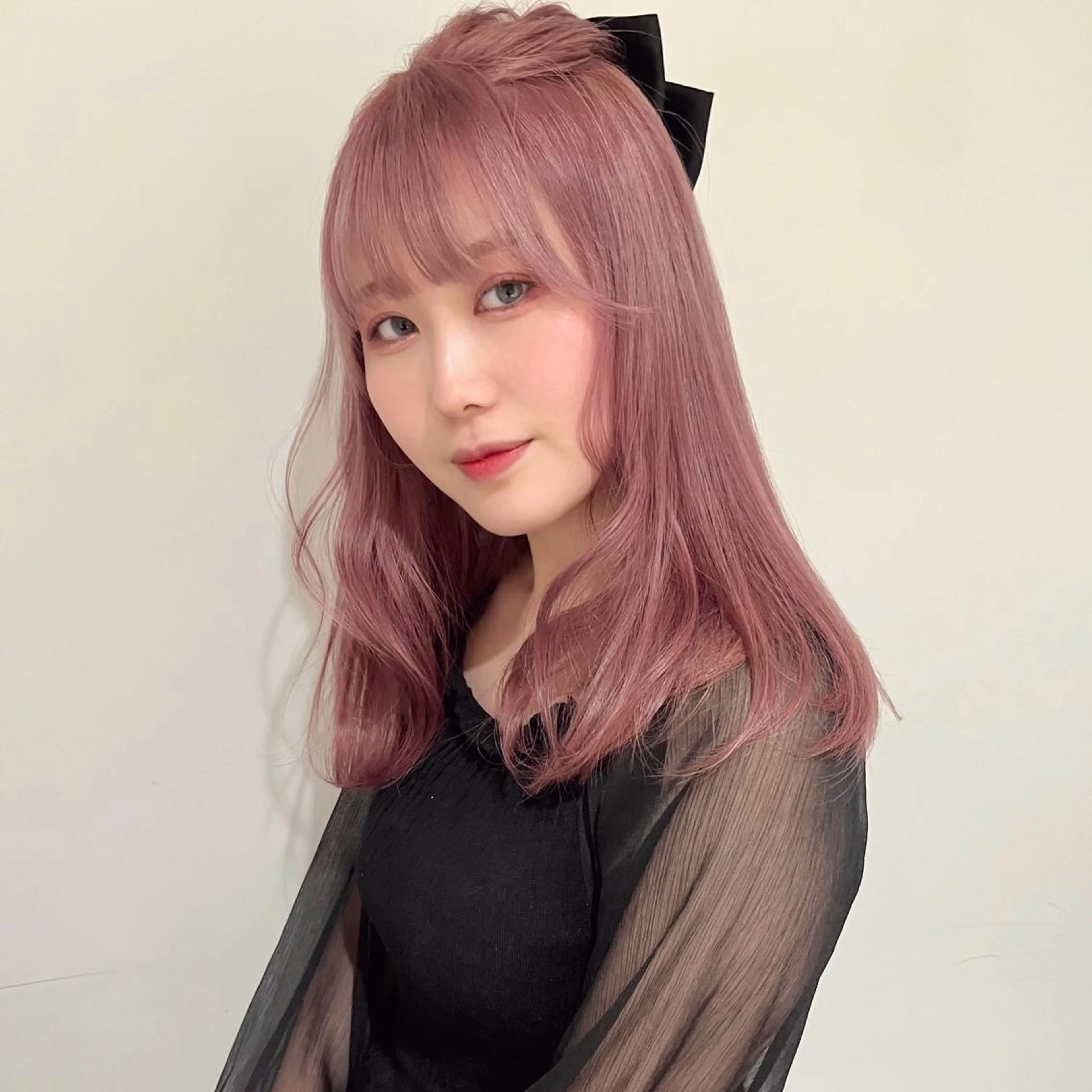 セミロング カラー ヘアアレンジ ピンクカラー ホワイトピンク カット ヘアカラー 🎀taro ブリーチなしカラーのヘアスタイル