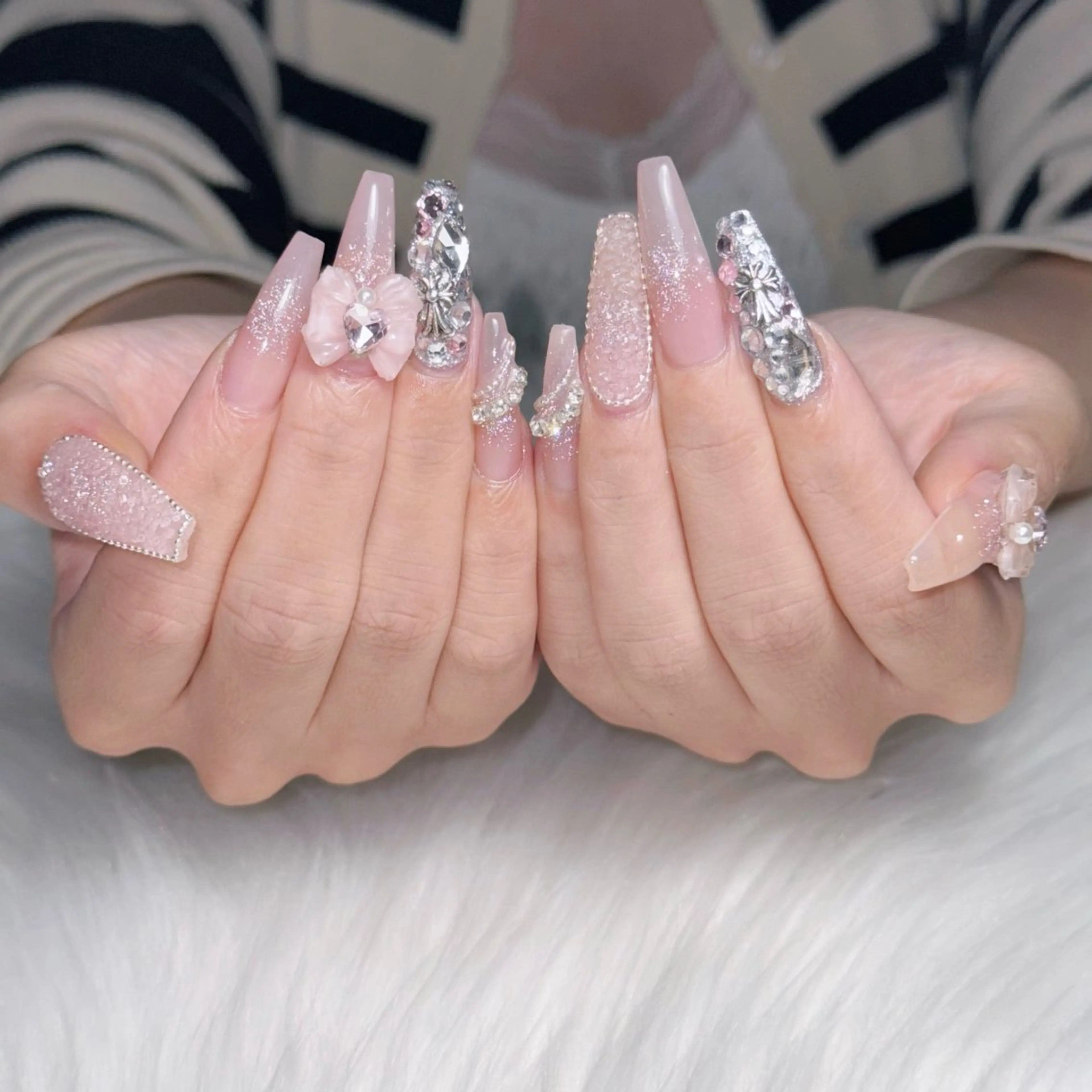 ネイル ガーリー キラキラネイル 韓国ネイル ピンク ワンホンネイル nailsalon ChuColaのネイルデザイン