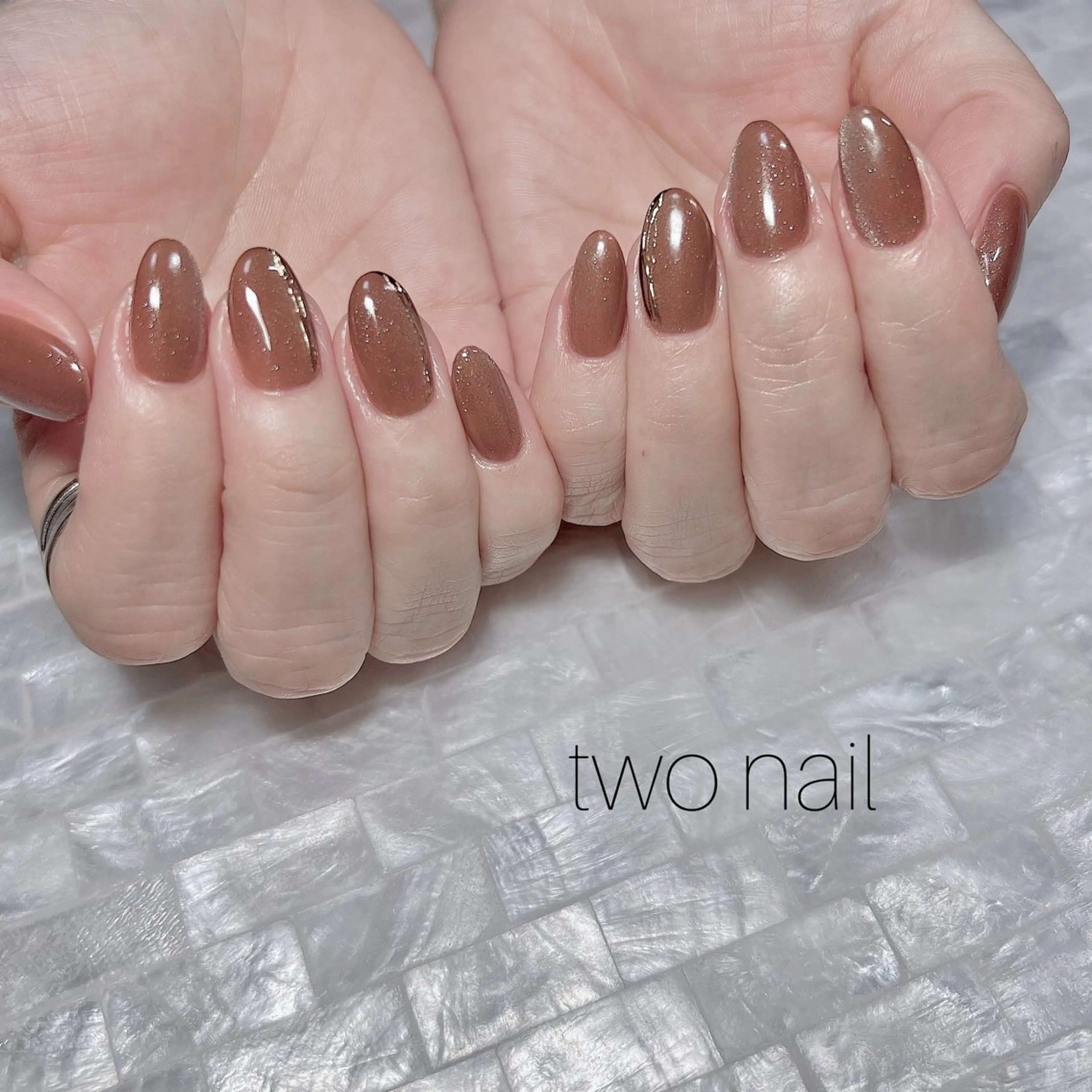 ネイル ブラウン キラキラネイル マグネットネイル ネイルチップ ホワイト ハンドネイル two nailのネイルデザイン