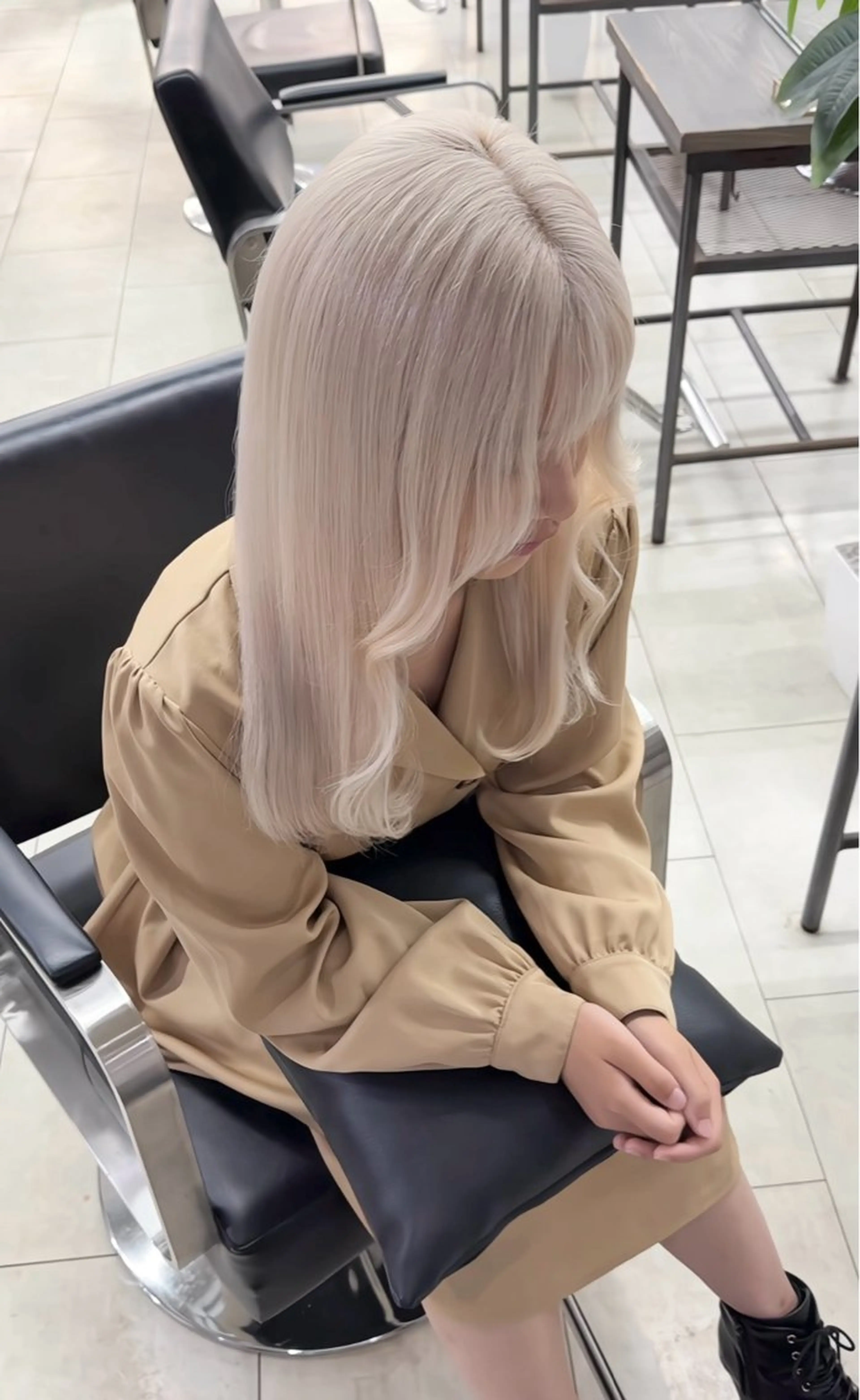 セミロング カラー ブロンド ホワイトブロンド カット ヘアカラー トリートメント Kvell&Co.所属・心斎橋/✨ハイトーン ✨/isseiのヘアスタイル