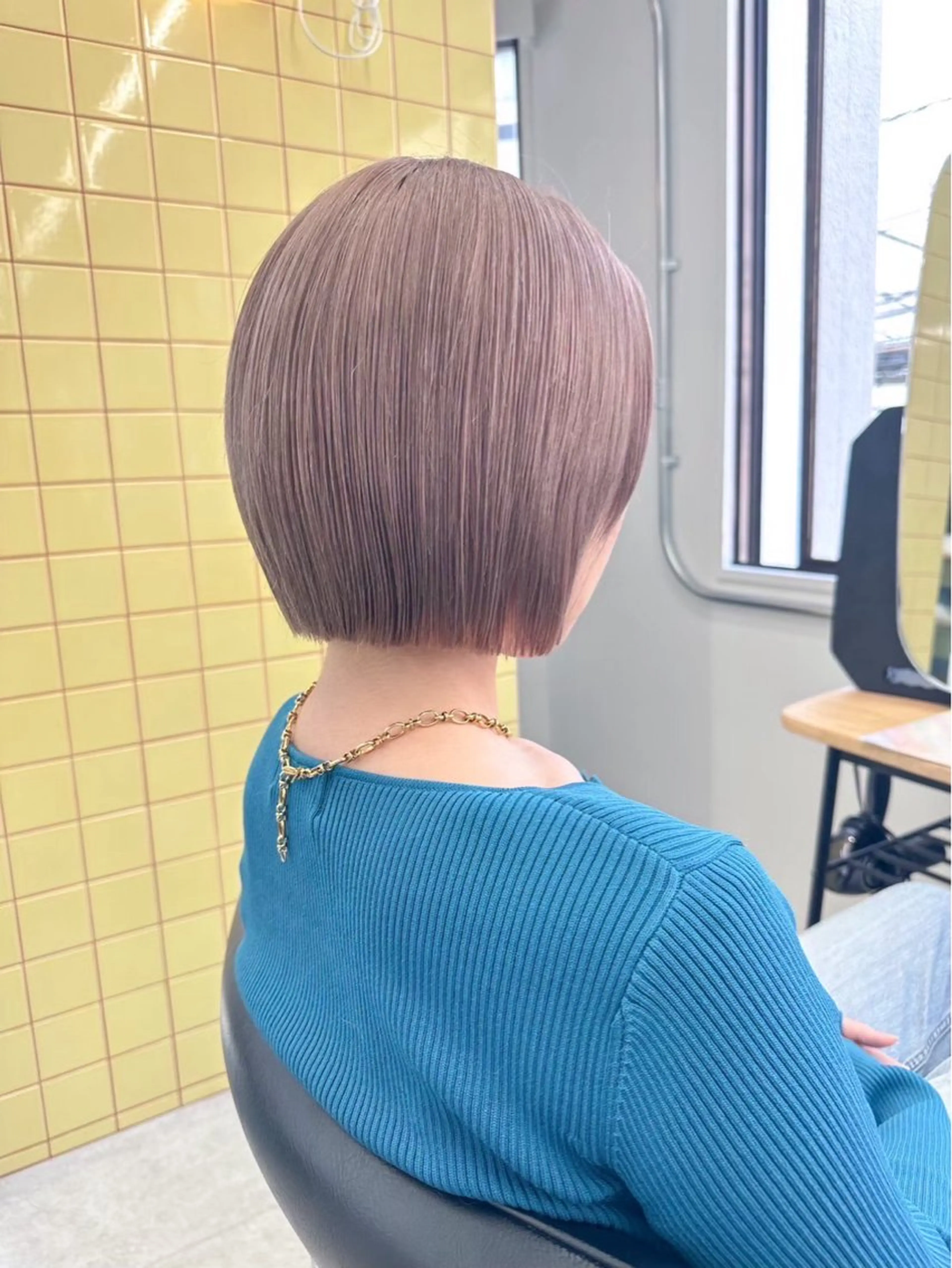 ショート カット Hug👩🏼‍🦱 ハイトーンボブのヘアスタイル