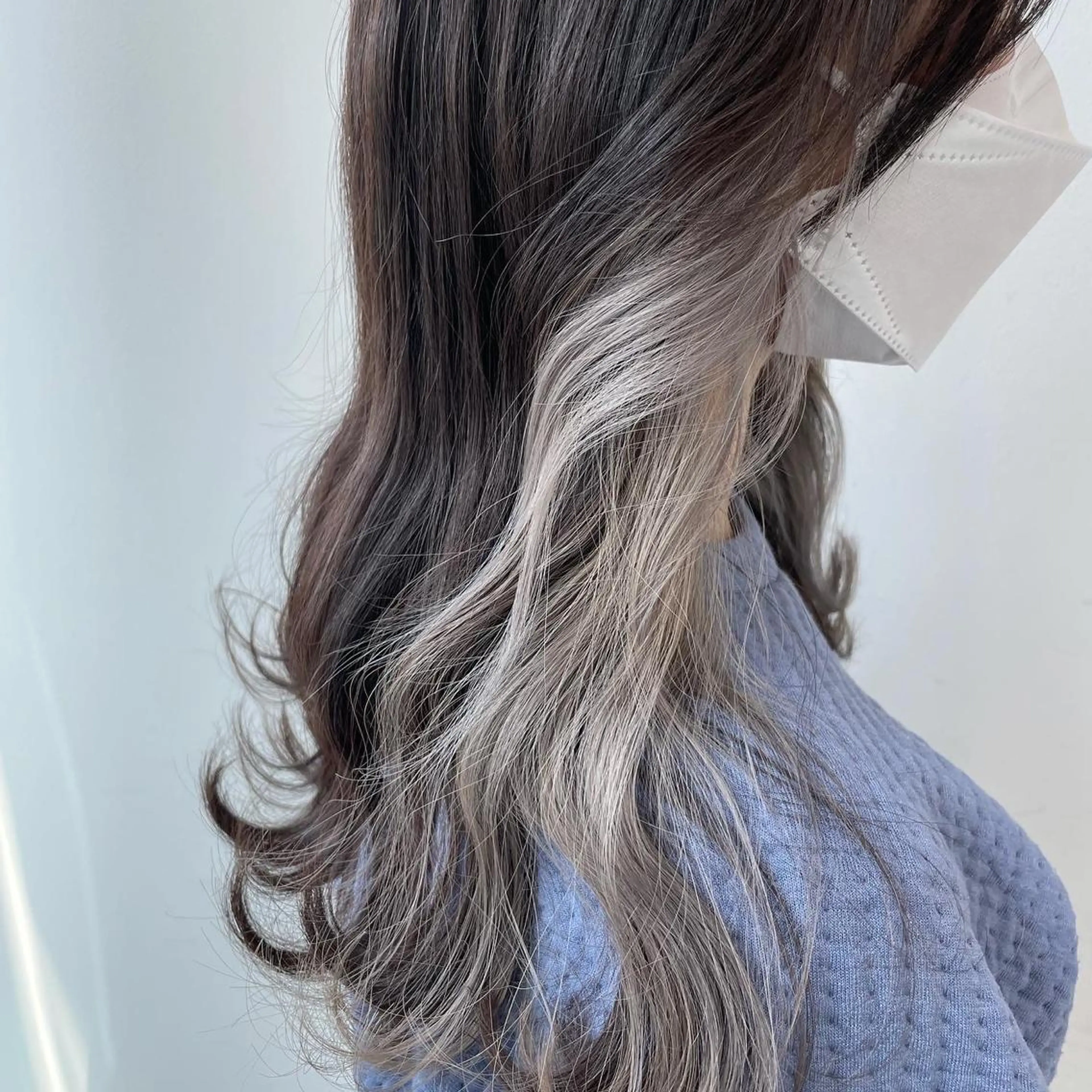 セミロング カラー ヘアアレンジ ブリーチ シルバー ヘアカラー トリートメント 🦄インナーカラー 🦄貫井彩花のヘアスタイル