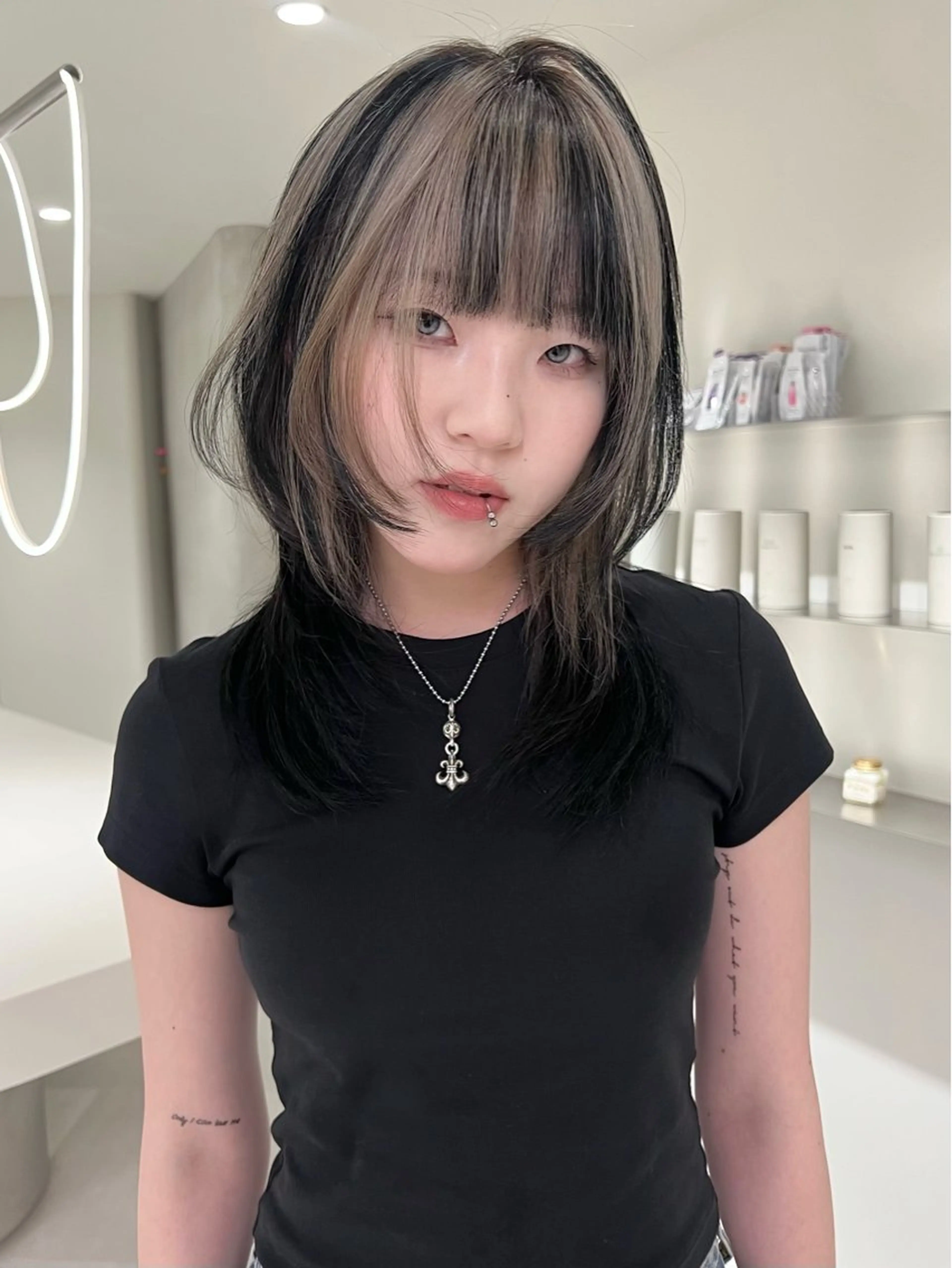 ミディアム カラー ブリーチ デザインカラー シルバー ウルフカット RIN🪐 ウルフ／ハイトーンのヘアスタイル