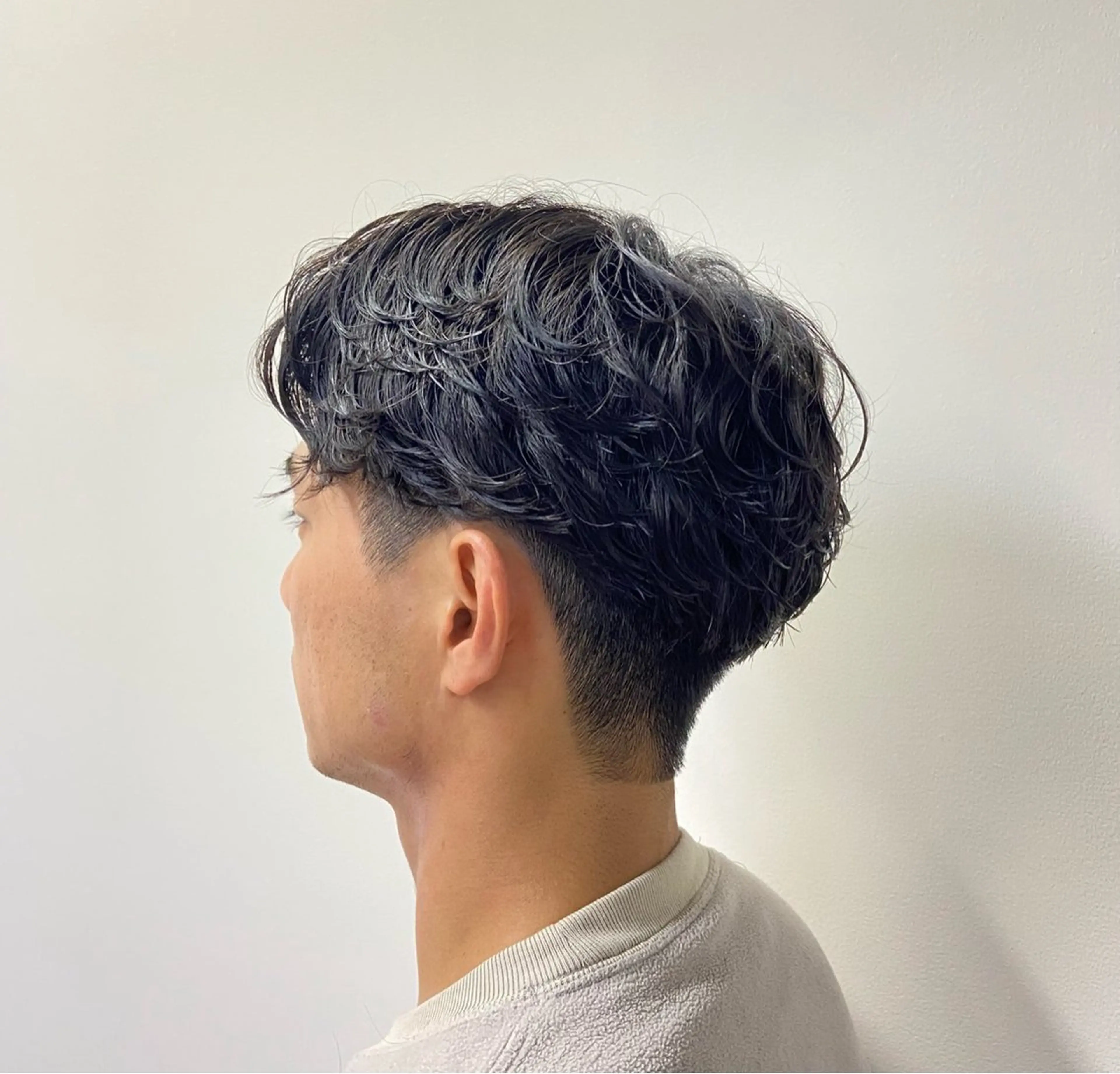 ミディアム パーマ 岡本 佳久のヘアスタイル