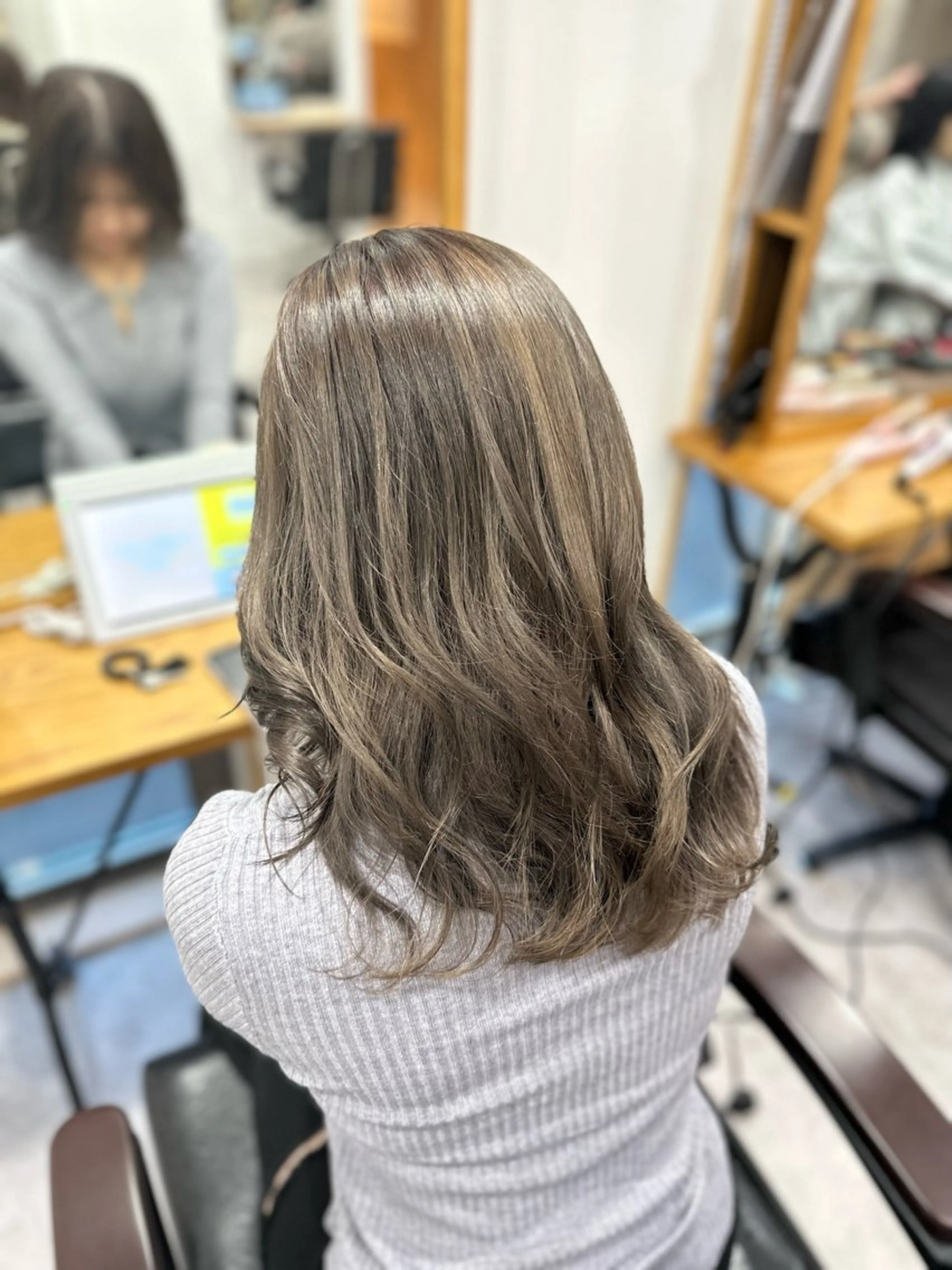 セミロング カラー バレイヤージュ ブリーチ ブリーチなしカラー レイヤーカット カット ヘアカラー ハイトーン&透明感 カラー☘️片山優陽のヘアスタイル