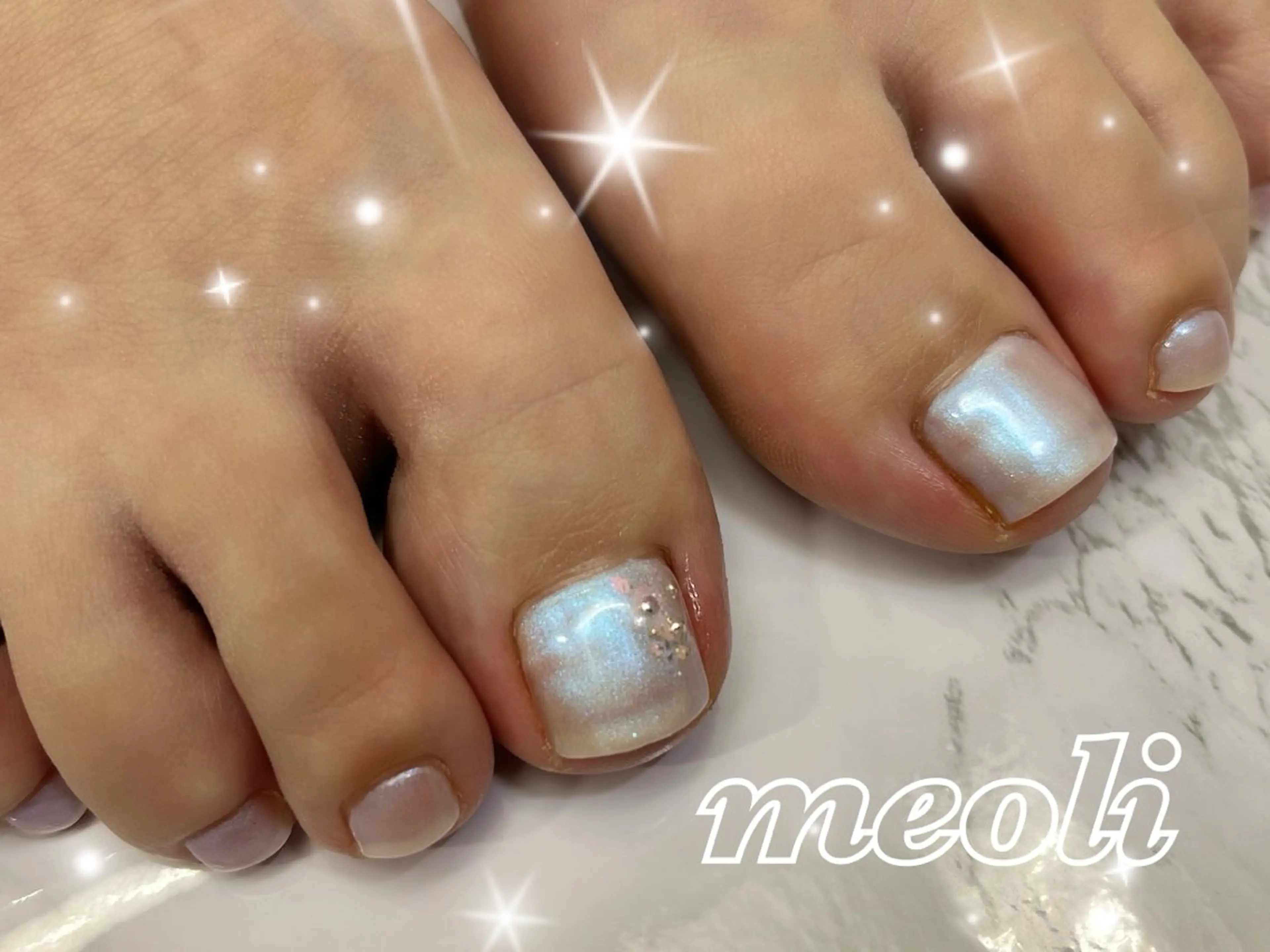 ネイル オーロラネイル ブルー ワンカラーネイル ホワイト フットネイル nail salon meoli　アヤのネイルデザイン