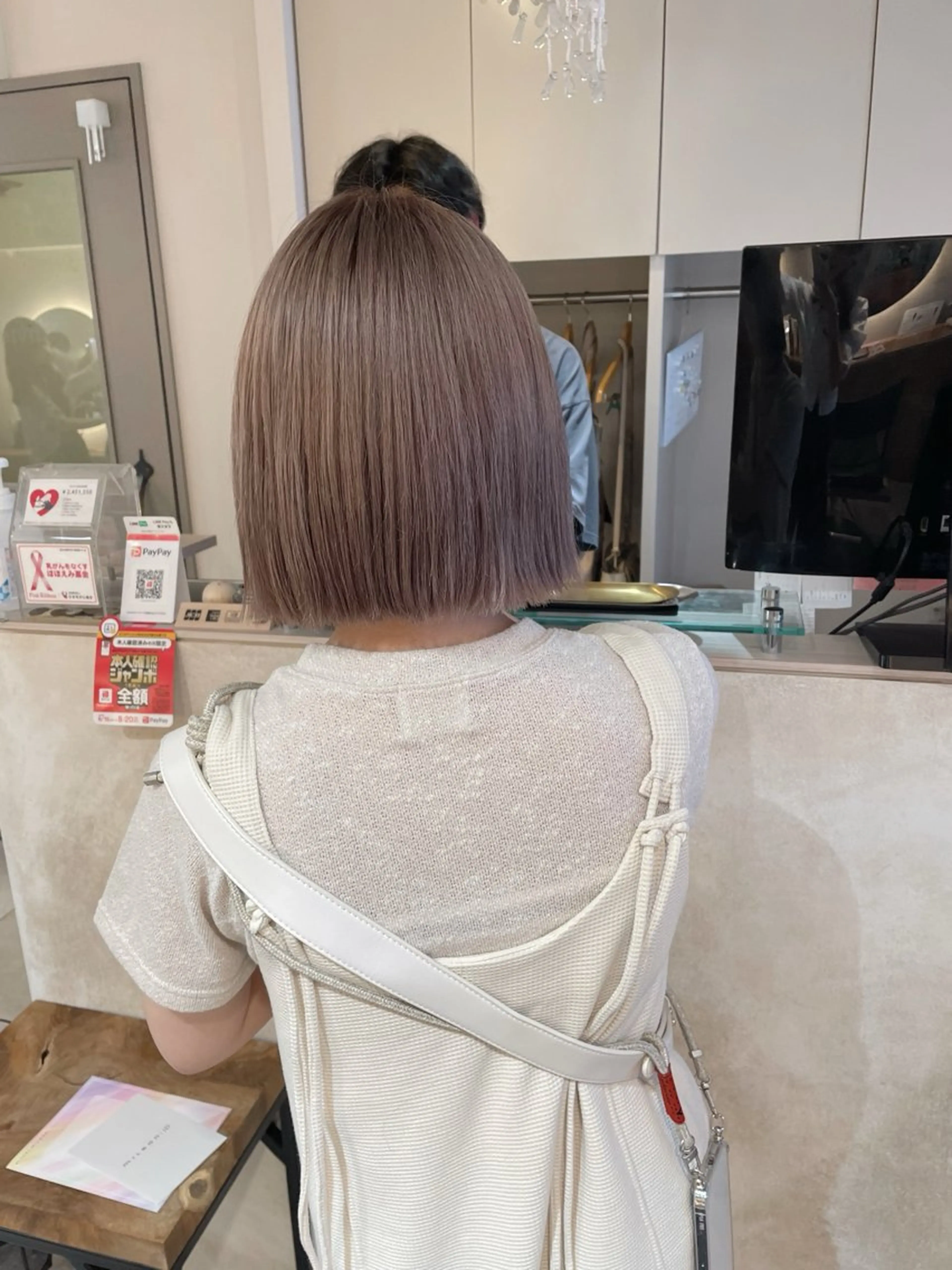 ショート カラー 切りっぱなしボブ ベージュカラー ブリーチ ハイトーンカラー ホワイトベージュ カット ヘアカラー トリートメント 切りっぱなしボブ ソノキユウカのヘアスタイル