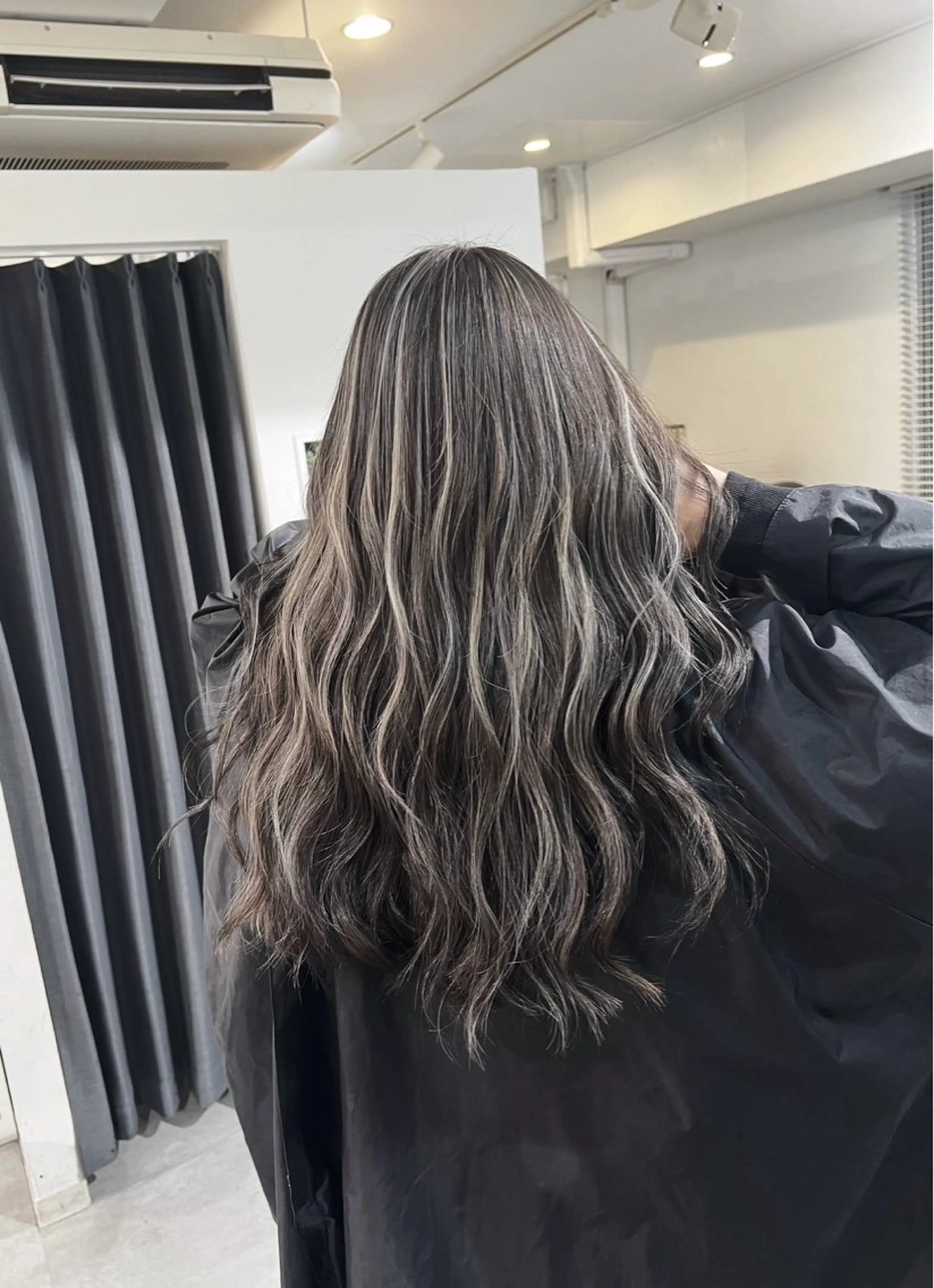 ロング カラー ダークグレー ダークグレージュ グレージュ ハイライトカラー ハイライト ヘアカラー トリートメント ROBIN所属・指名数No.1 /NAOYAのヘアスタイル