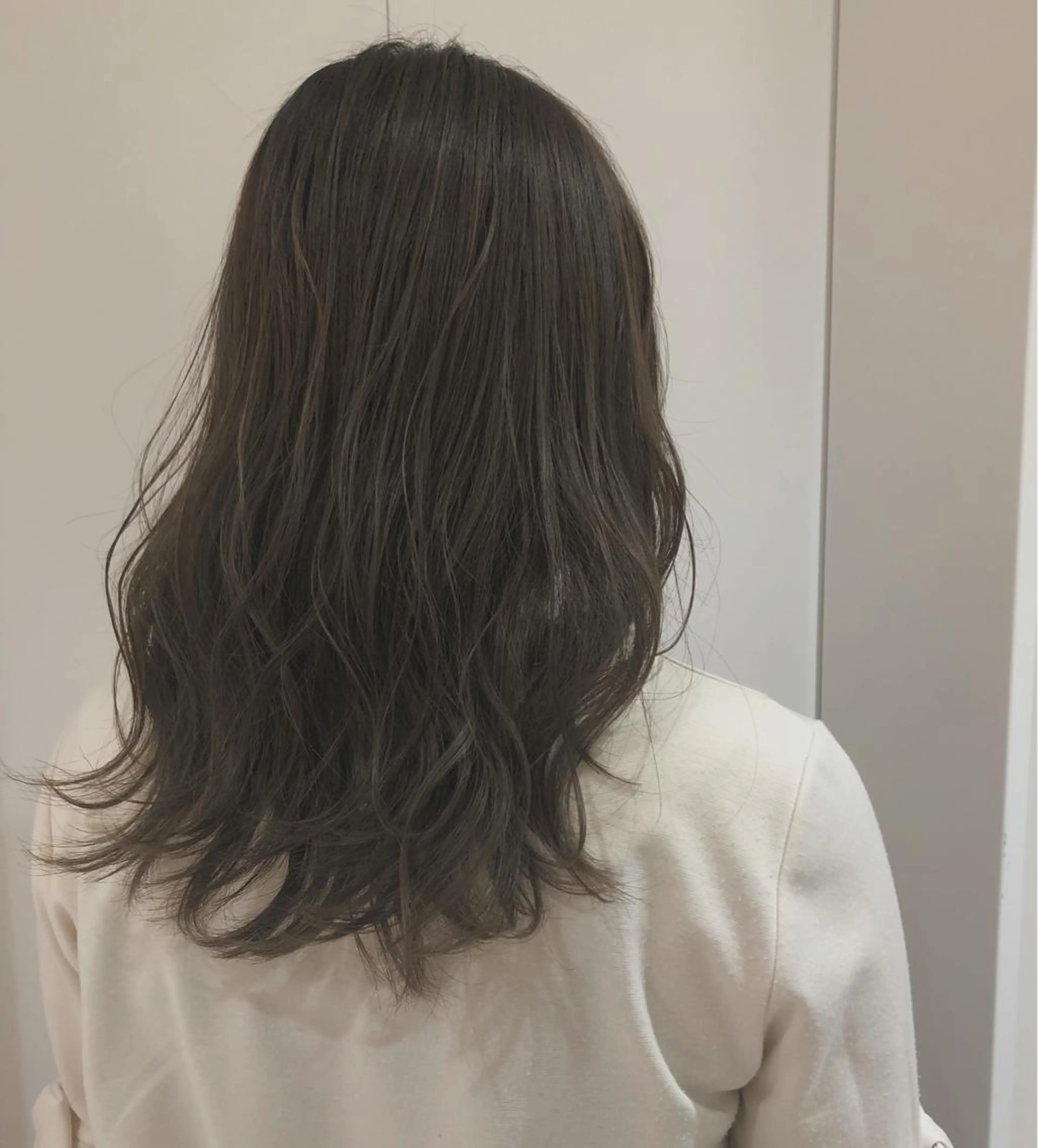 セミロング カラー 新實 ゆりあのヘアスタイル