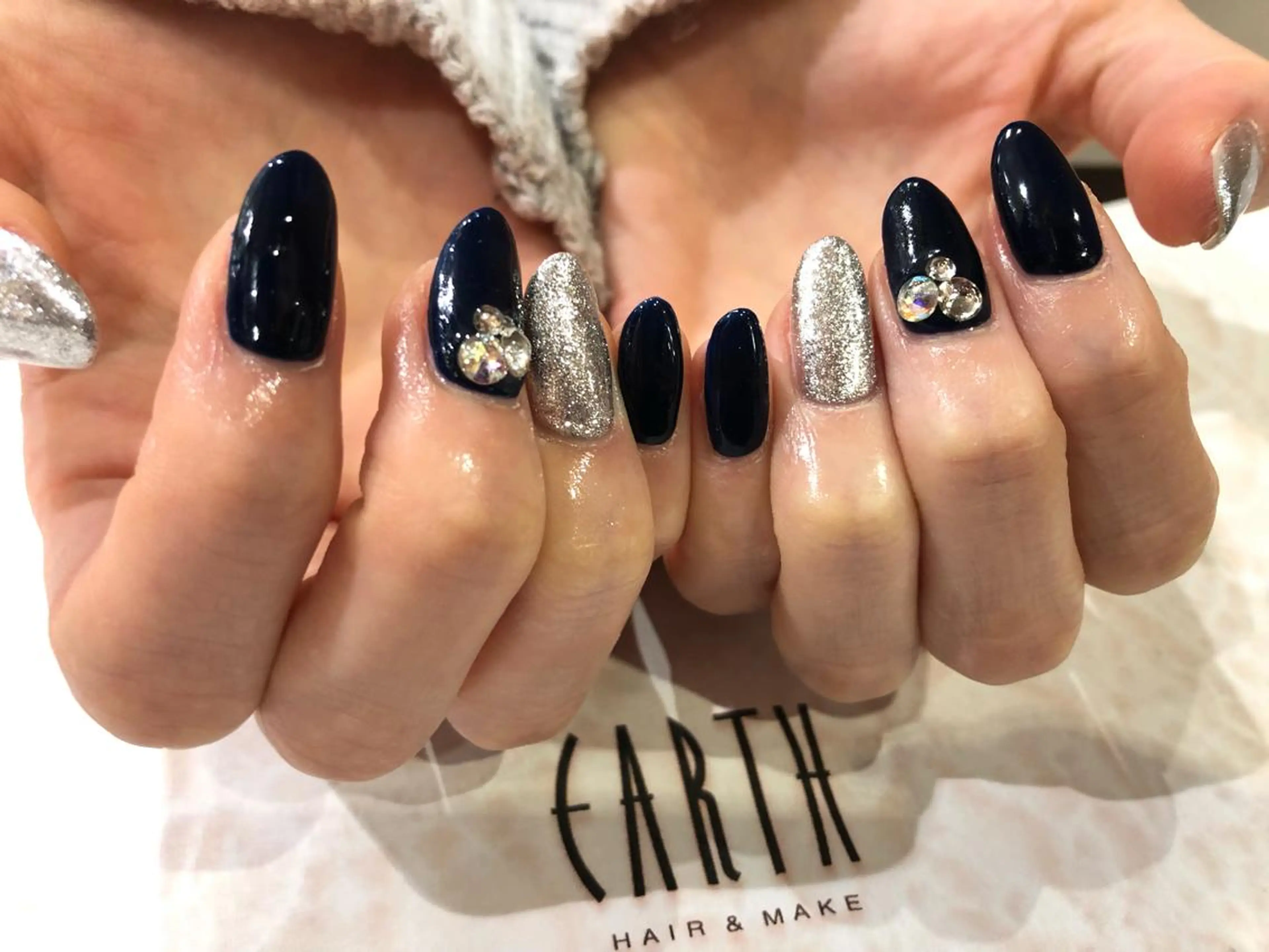 ネイル キラキラネイル ラメ(グリッター) ネイビー ハンドネイル EARTH nanaのネイルデザイン