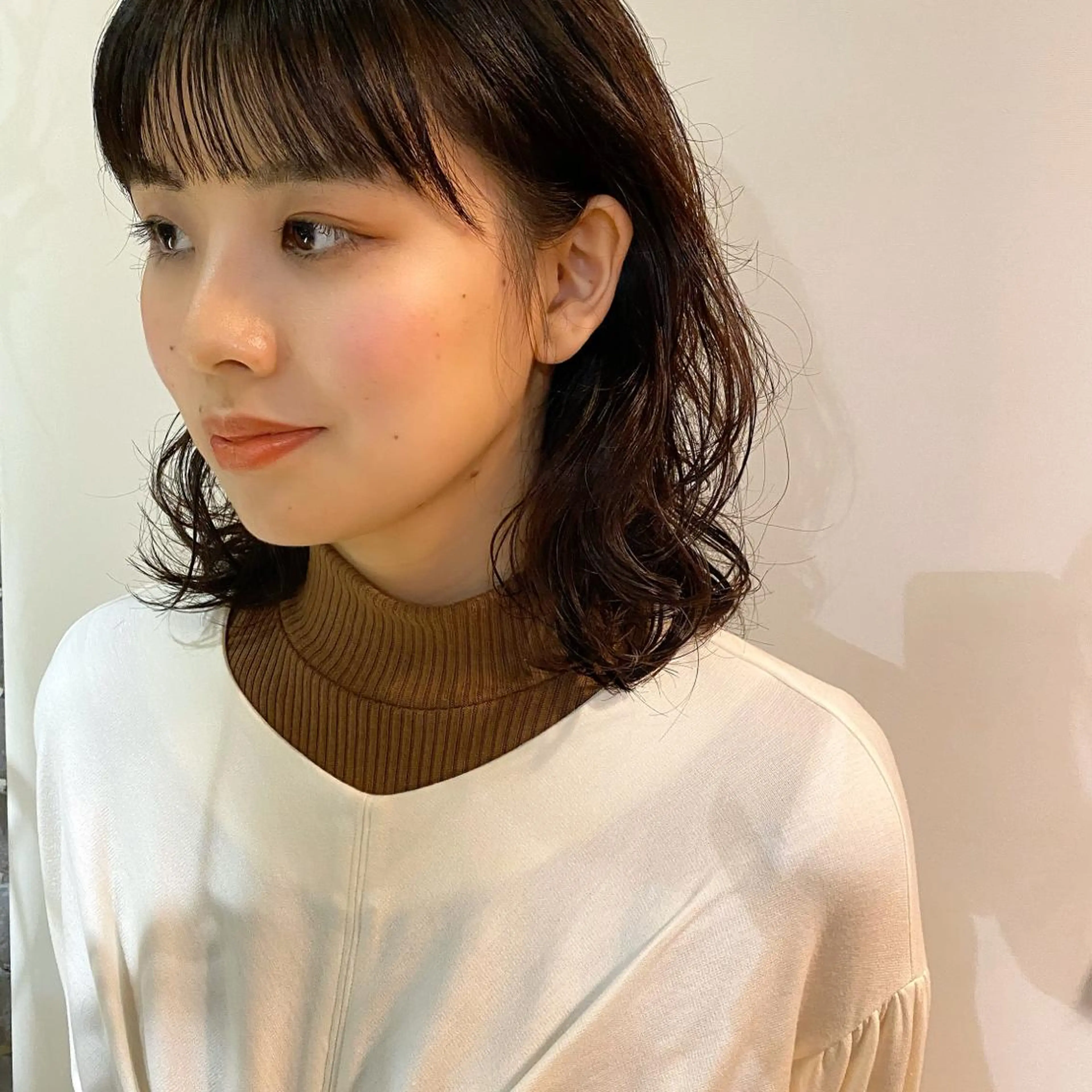 ミディアム カラー パーマ ヘアアレンジ ミディアムパーマ ハイトーンカラー ボブ シースルーバング ニュアンスパーマ 撮影モデル募集 🦋soemikaのヘアスタイル