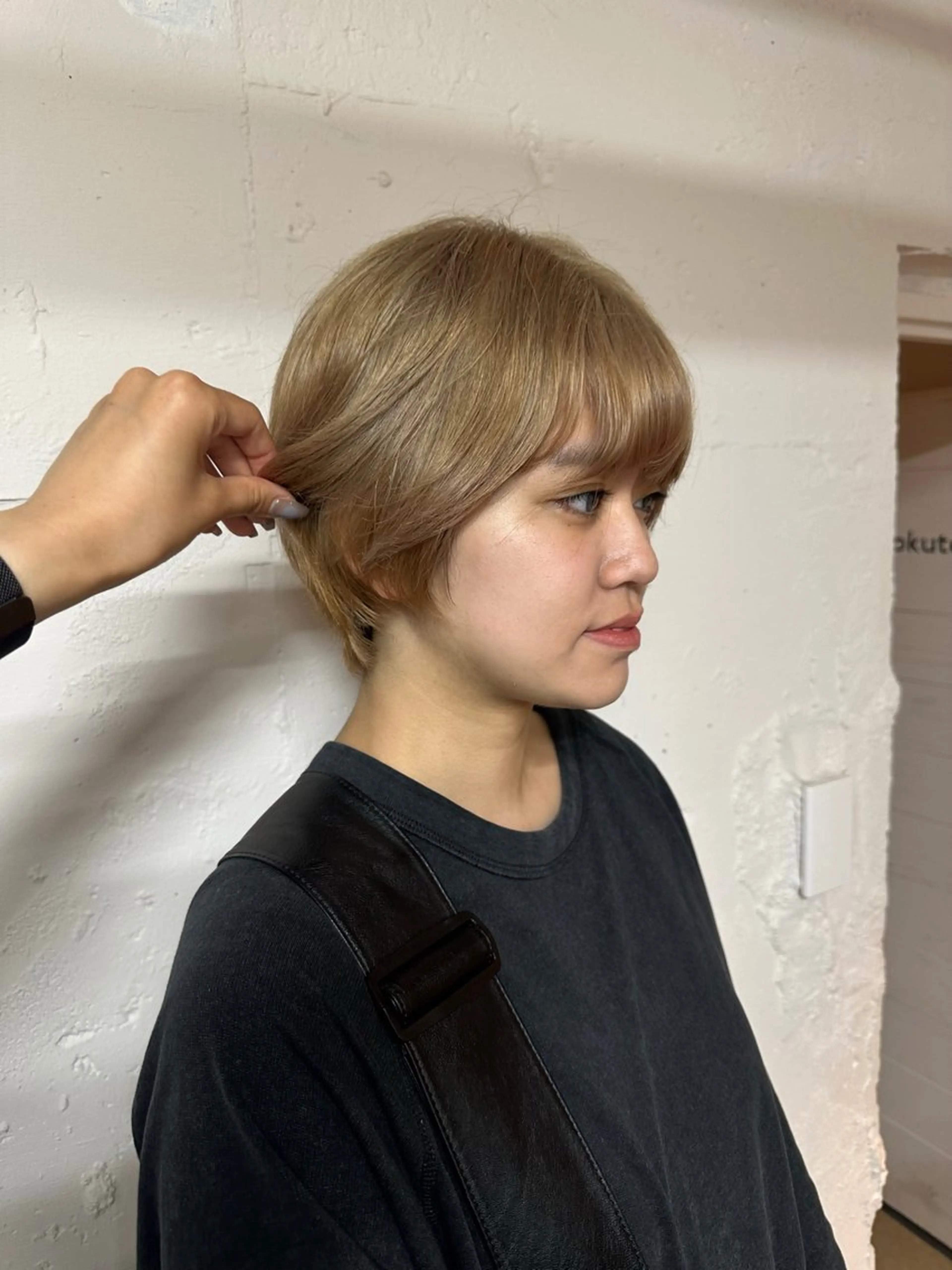 ショート カラー ベージュカラー ミルクティーベージュ カット ヘアカラー tokute よしかわなお🍒のヘアスタイル