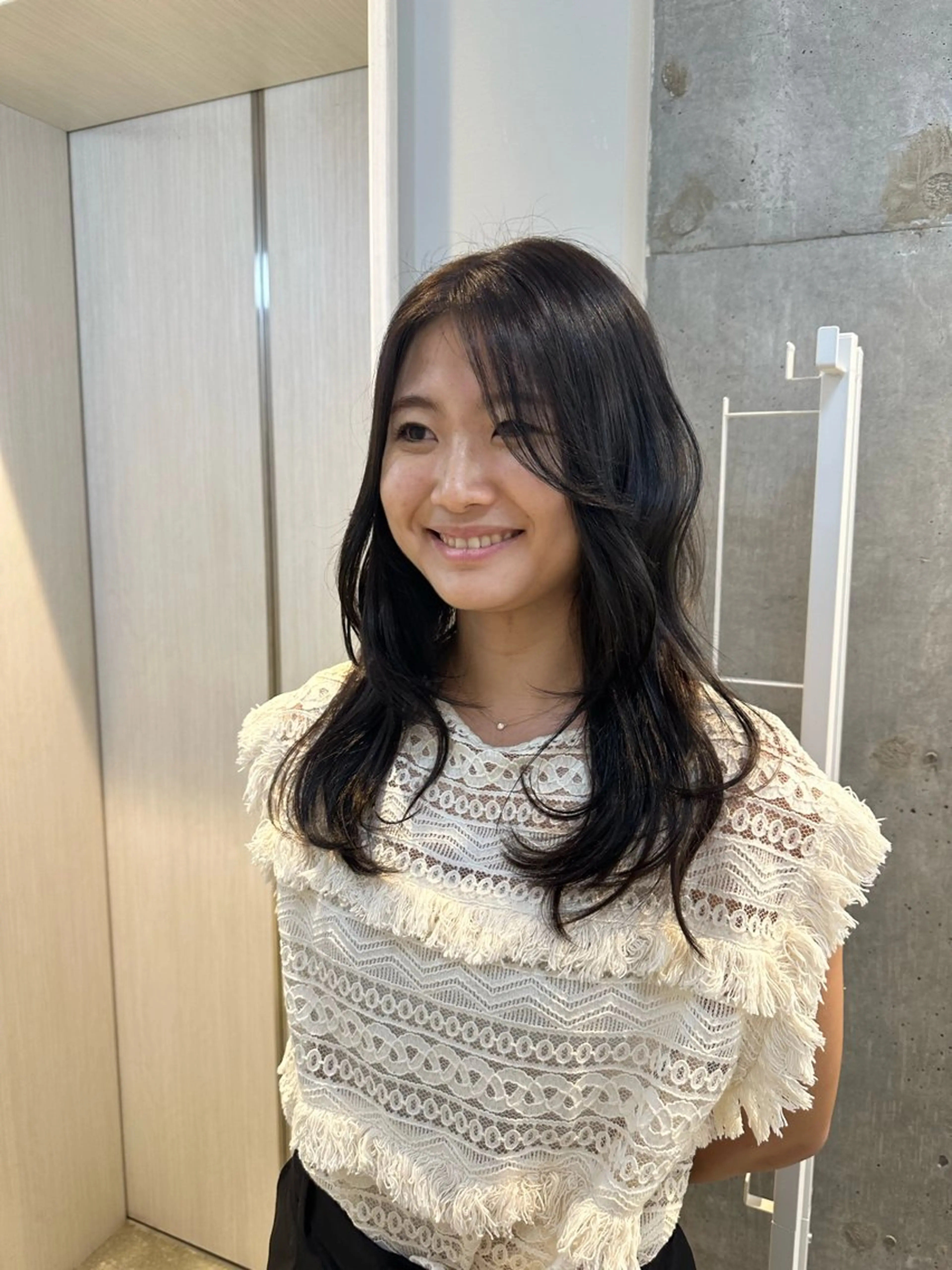 ロング カラー 透明感カラー オリーブグレー さとう あやかのヘアスタイル