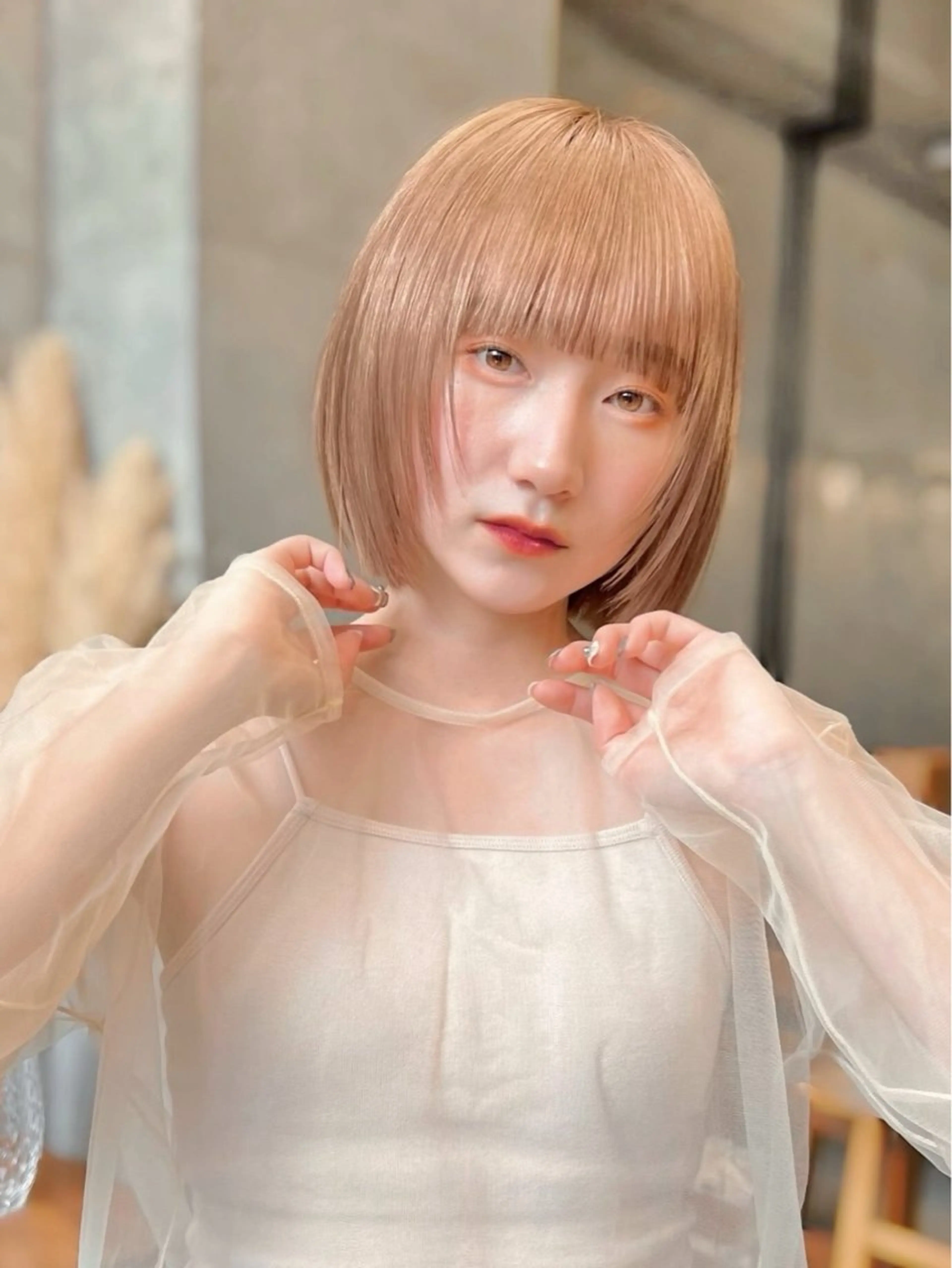 ショート カラー ベージュカラー ブリーチ ミルクティーベージュ ボブ 顔まわりレイヤー 泉 愛美のヘアスタイル