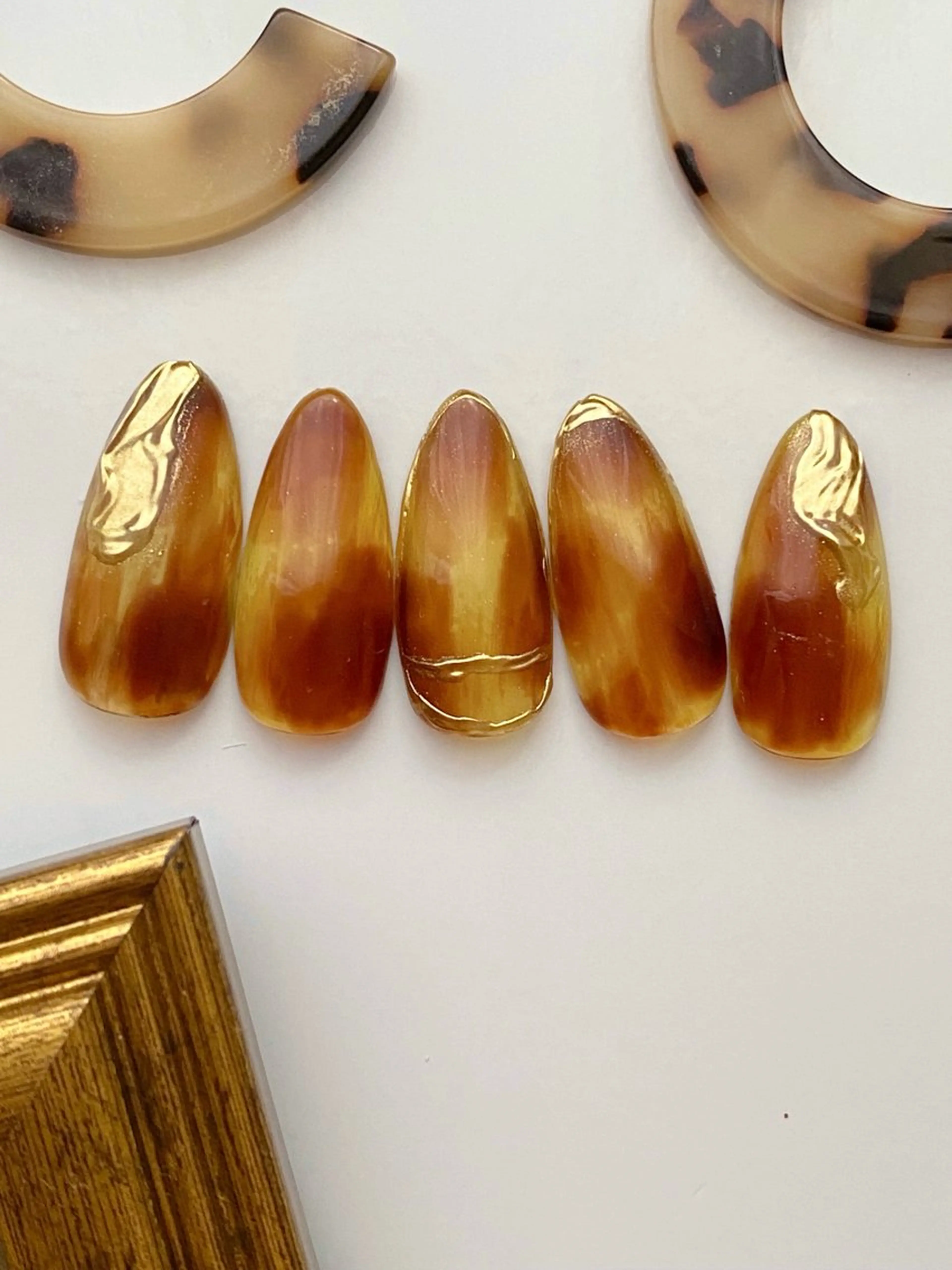 ネイル べっ甲ネイル ブラウン ニュアンスネイル シンプルネイル ハンドネイル iro+ nailのネイルデザイン