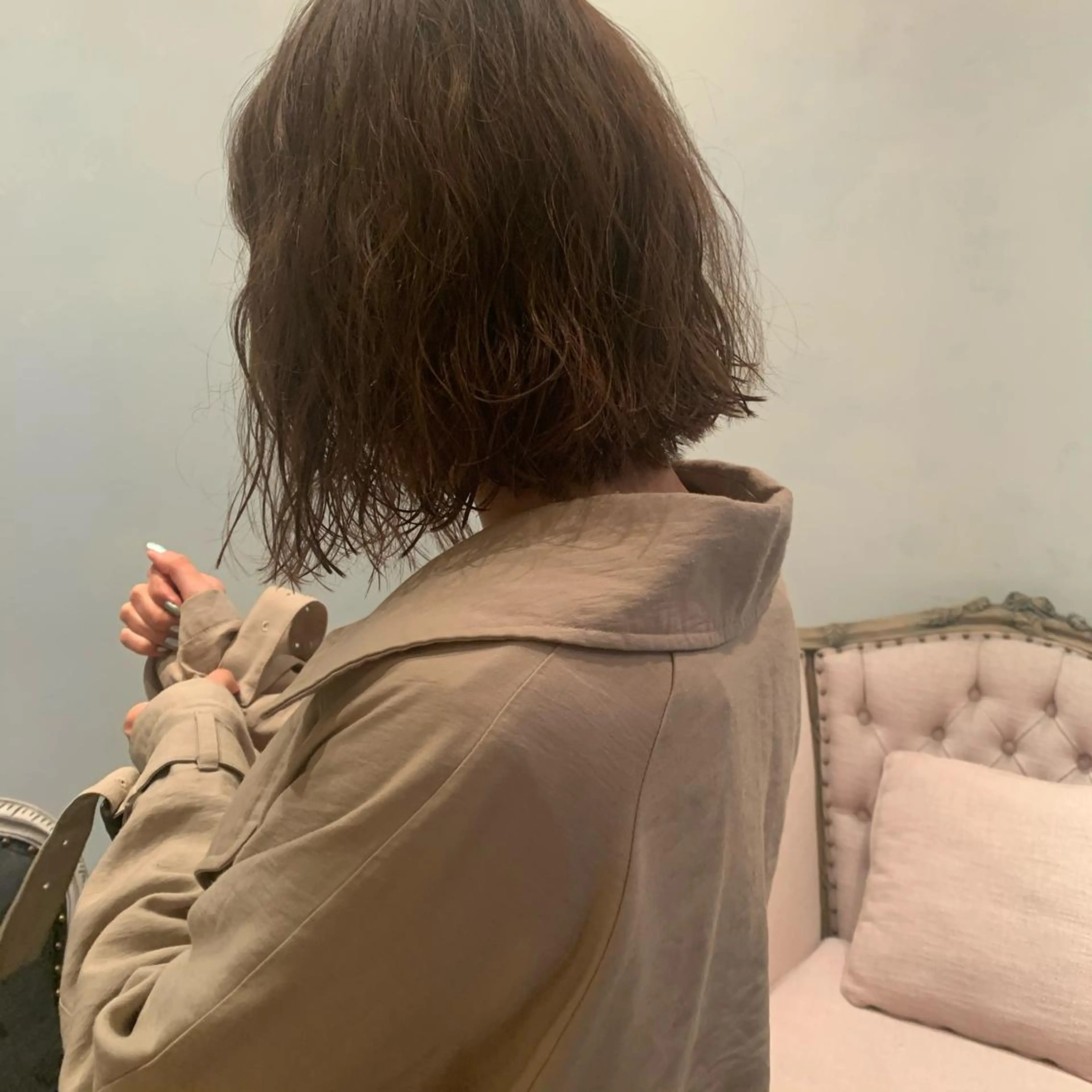 ミディアム ヘアカラー トリートメント SAKINO． ベージュカラーのヘアスタイル
