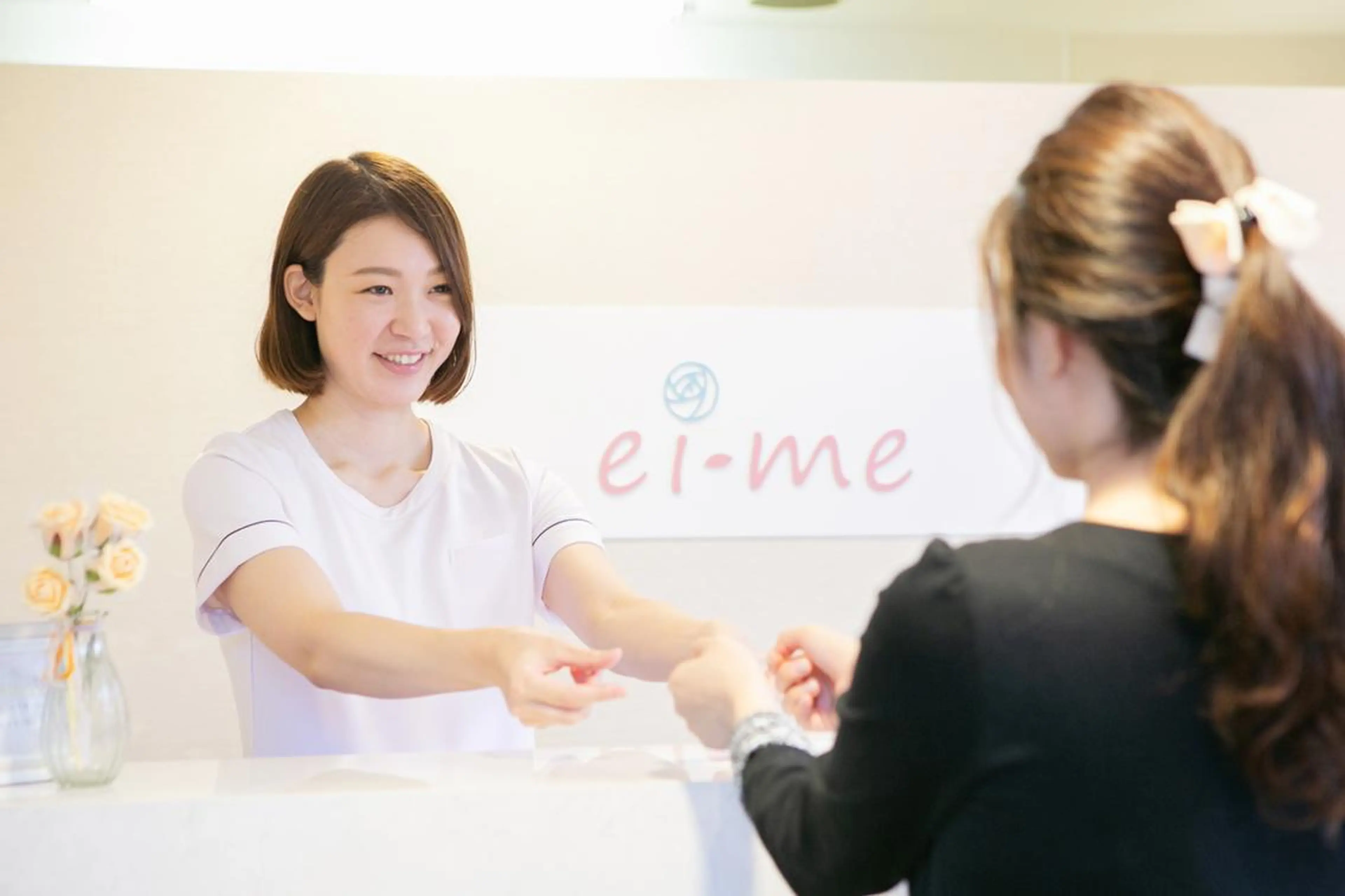 ≪施術は半身ずつの2回来店≫全身脱毛(VIO込み)+全顔脱毛 1回¥9,900 の写真