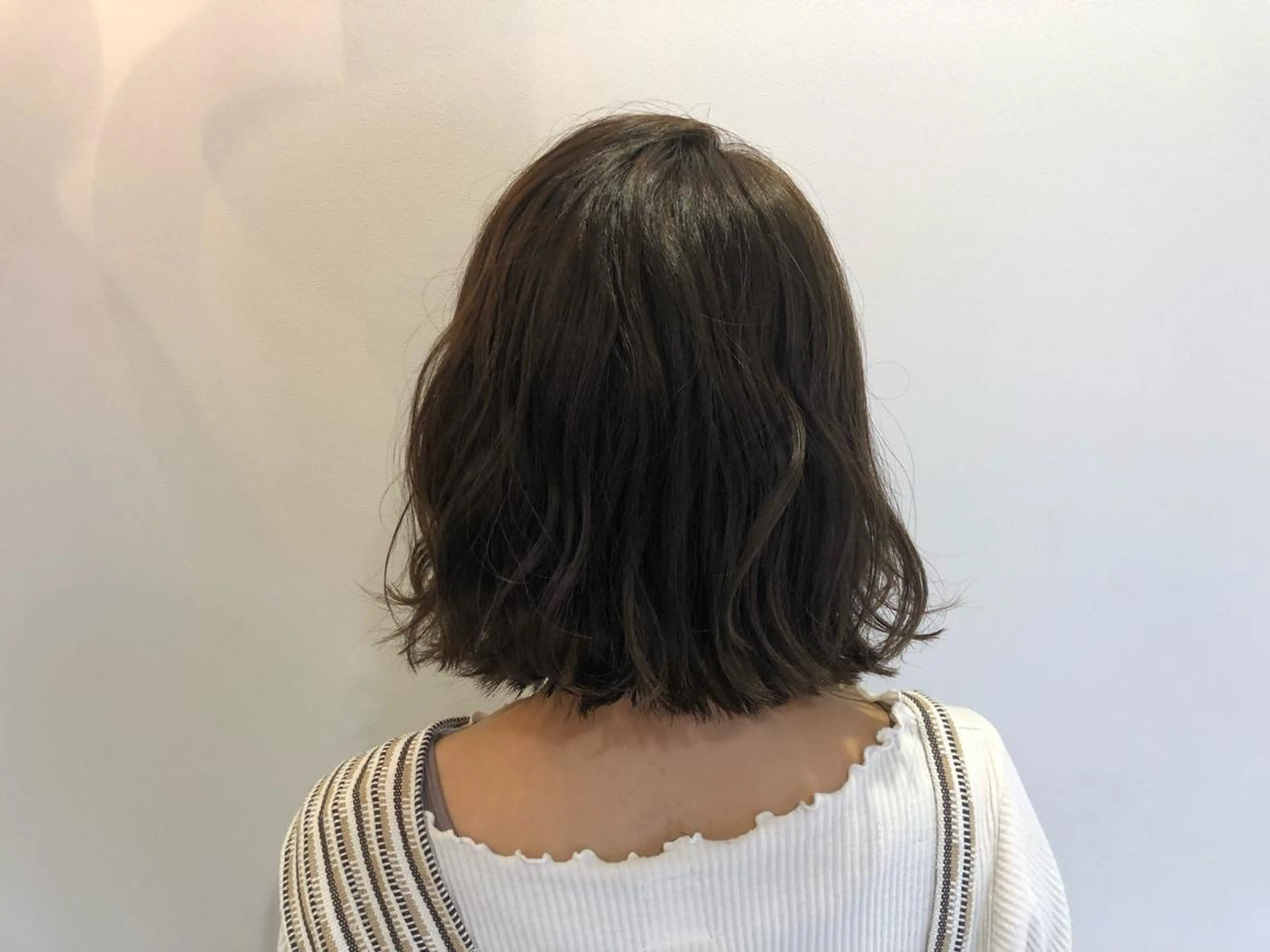 ミディアム カラー 辻本 夏子のヘアスタイル