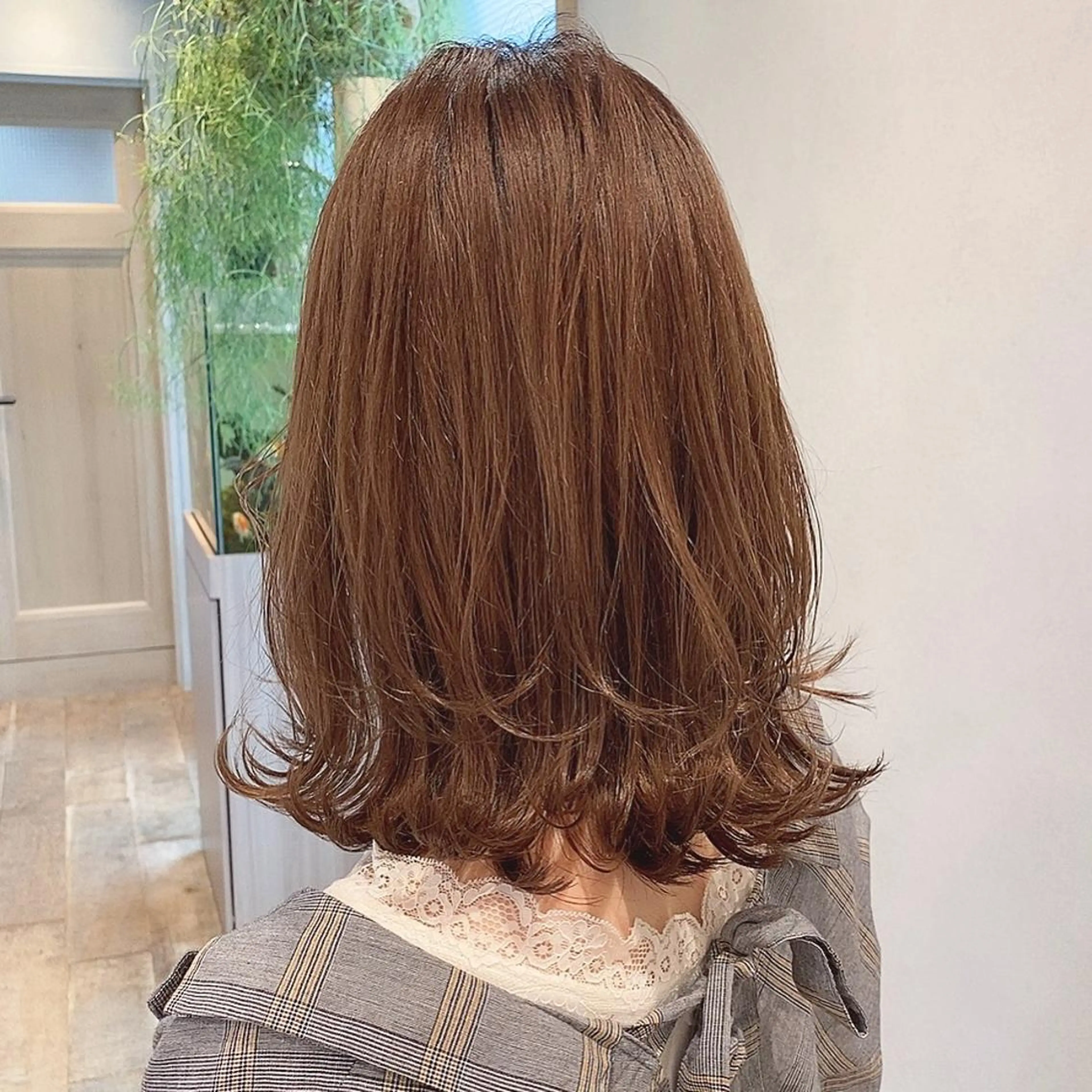 ミディアム カラー レイヤーカット ローレイヤー 顔骨格似合わせカット 乾陽菜のヘアスタイル