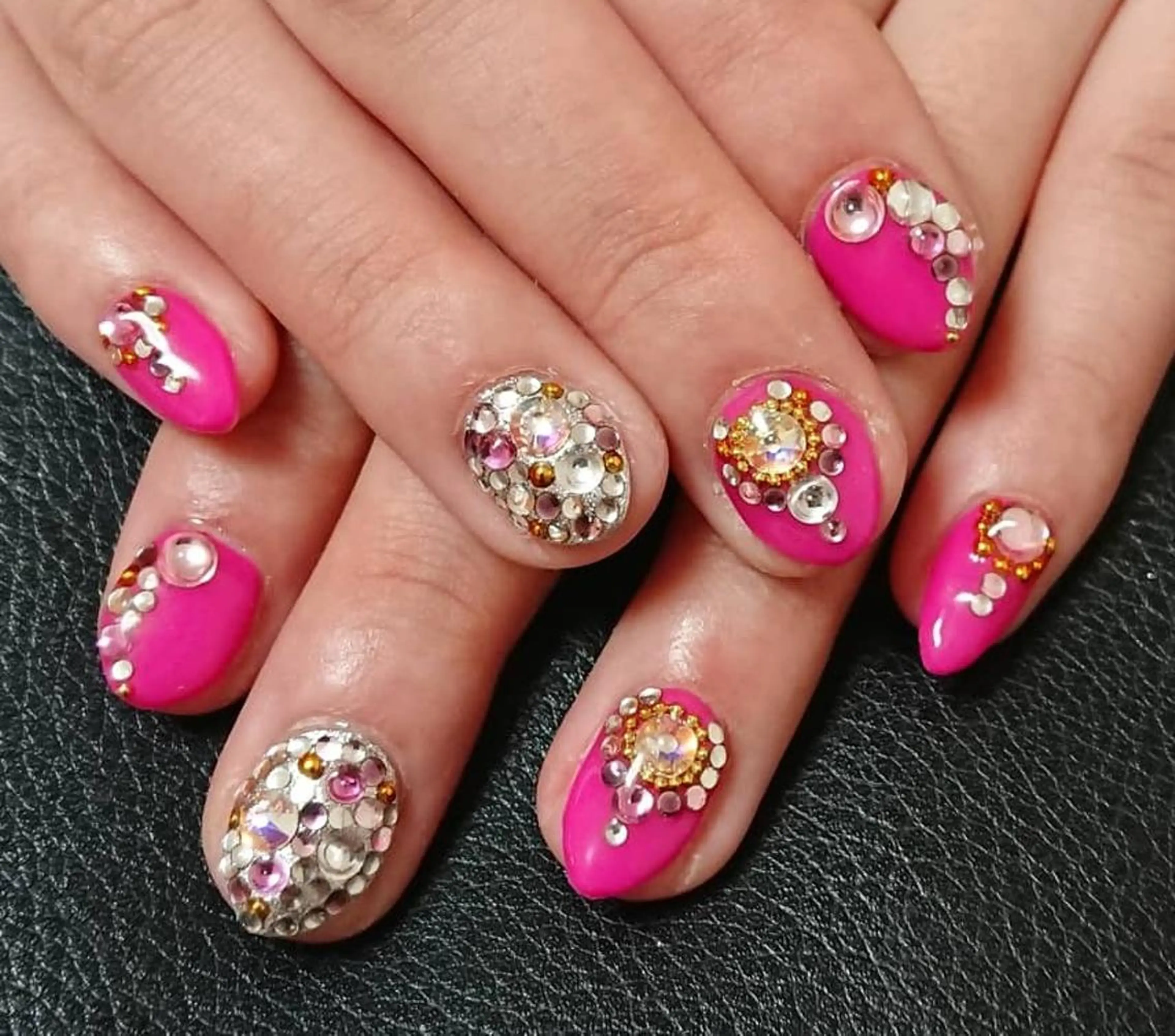 ネイル アートネイル ストーンネイル Lilith Nailのネイルデザイン