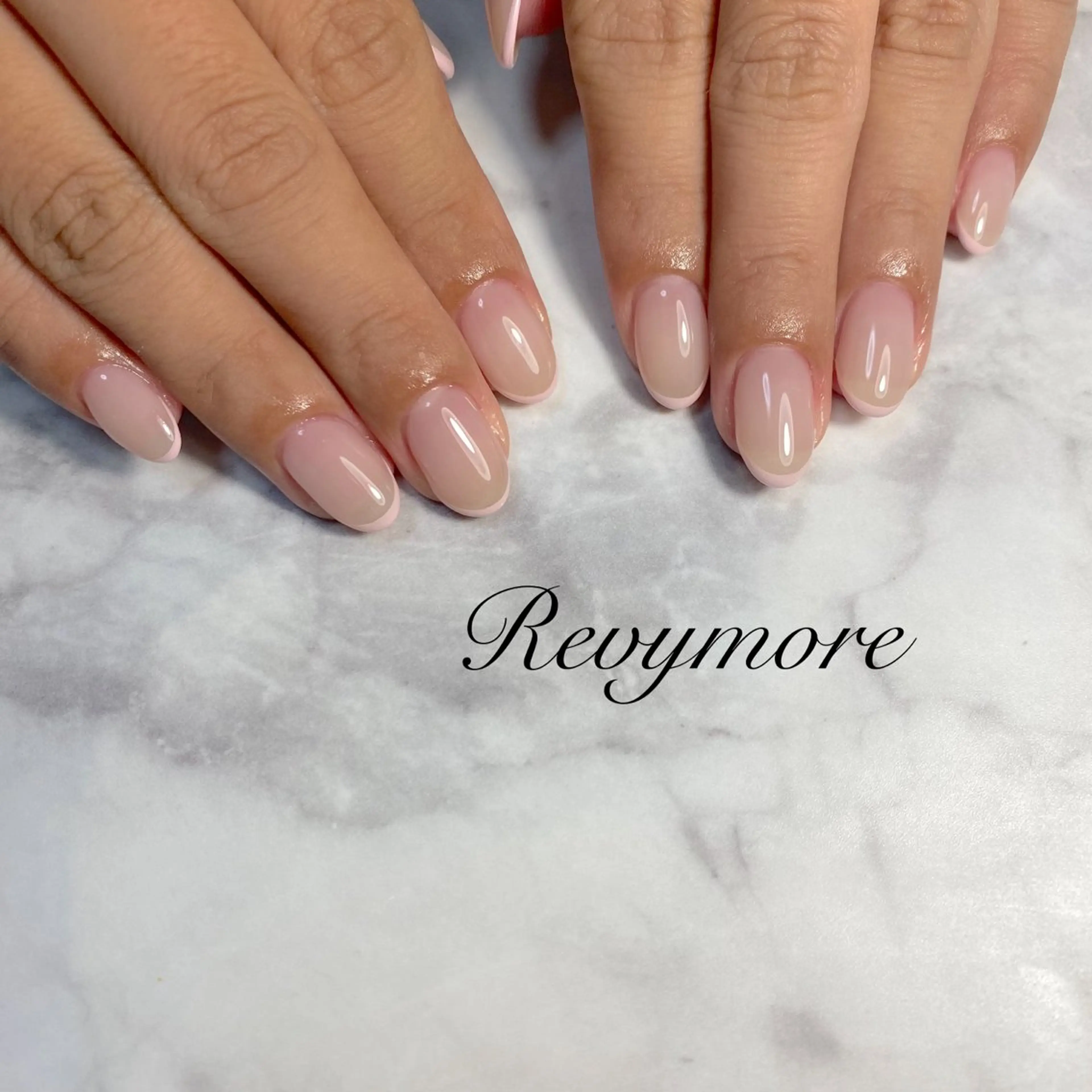 ミディアム ネイル 韓国風ヘア フレンチネイル ジェルネイル キラキラネイル 韓国ネイル nail salon Revymoreのネイルデザイン