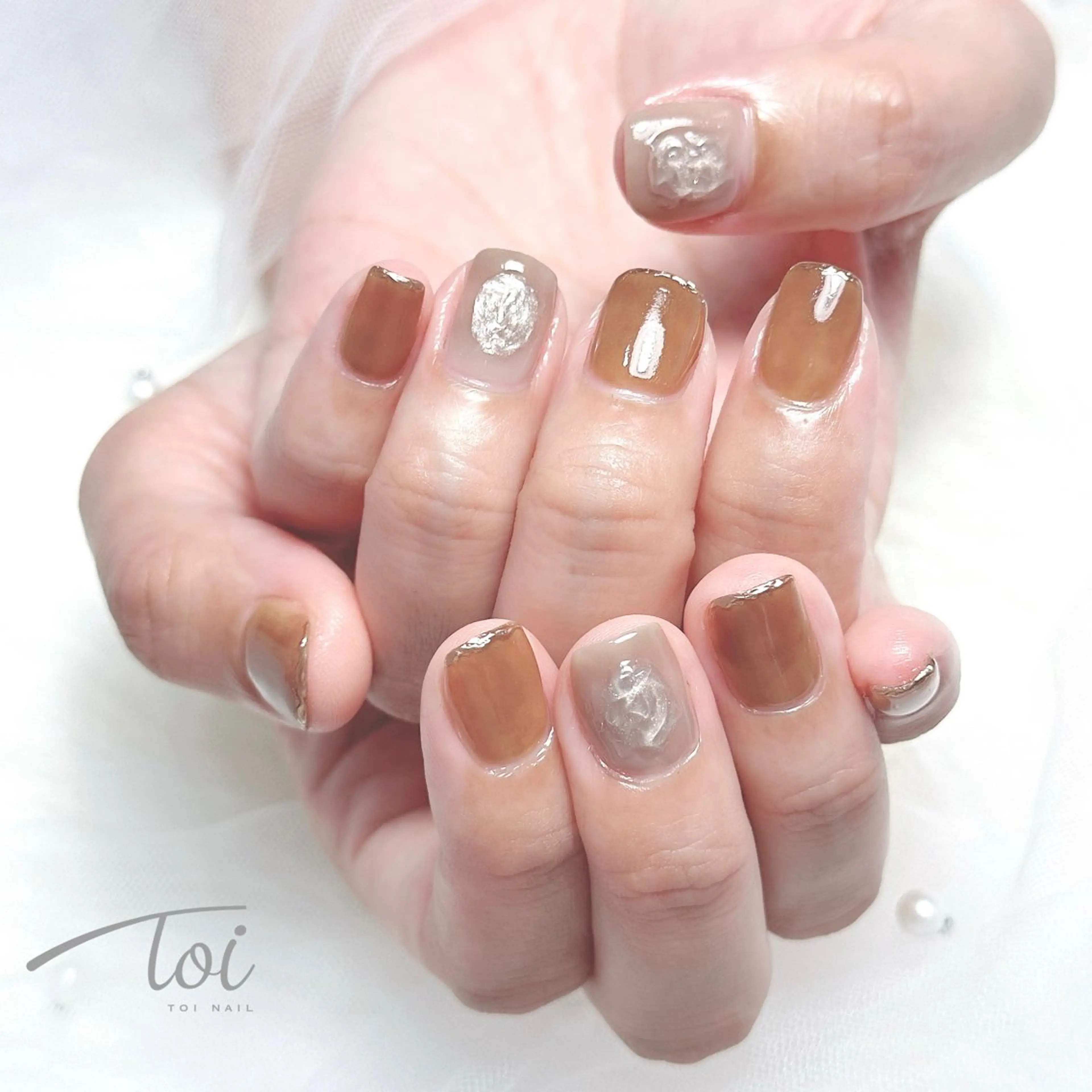 ネイル ブラウン ゴールド ミラーネイル ニュアンスネイル ハンドネイル toi nailのネイルデザイン