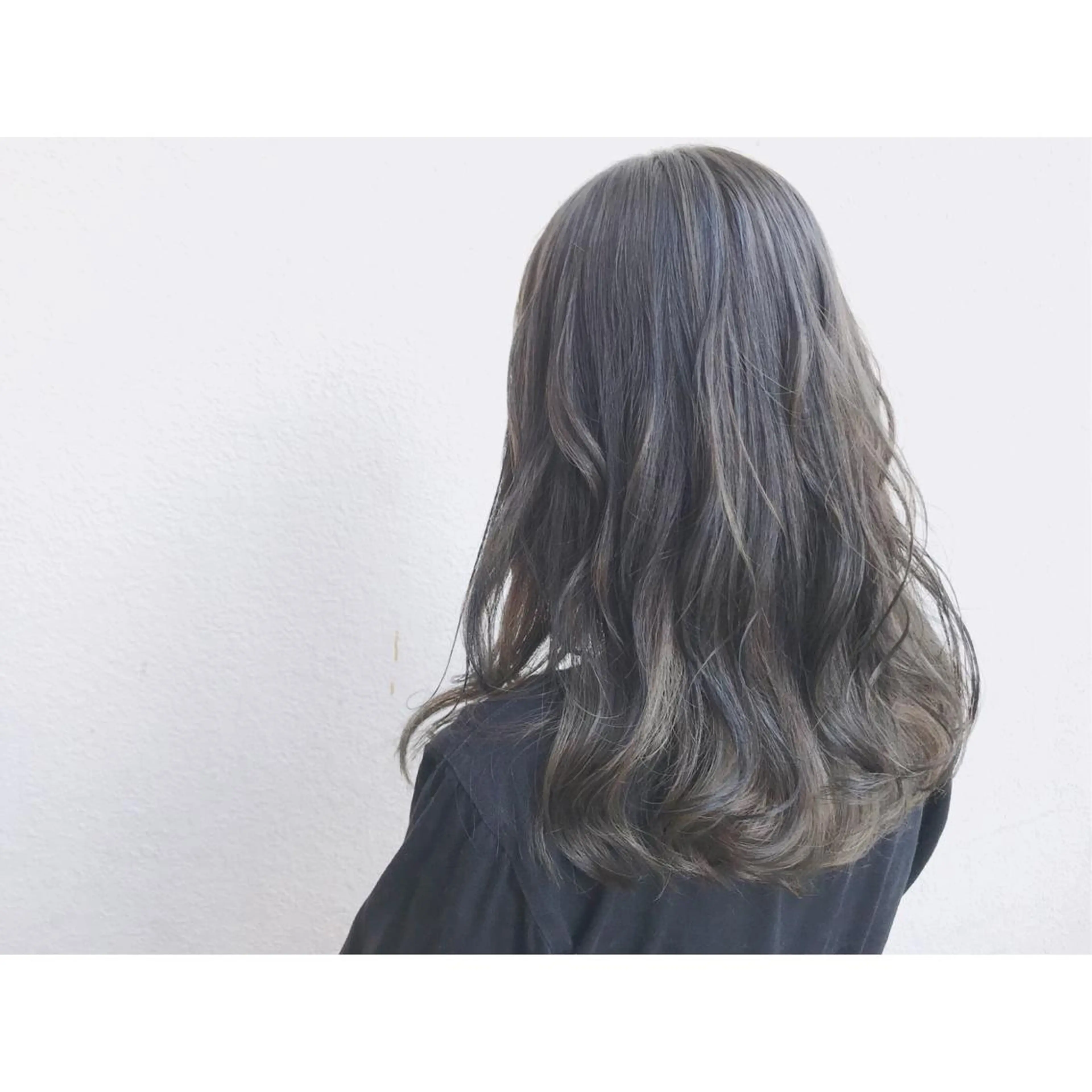 ロング カラー アッシュ アッシュグレー グレージュ ハイライトカラー ハイライト なかにし まゆみのヘアスタイル
