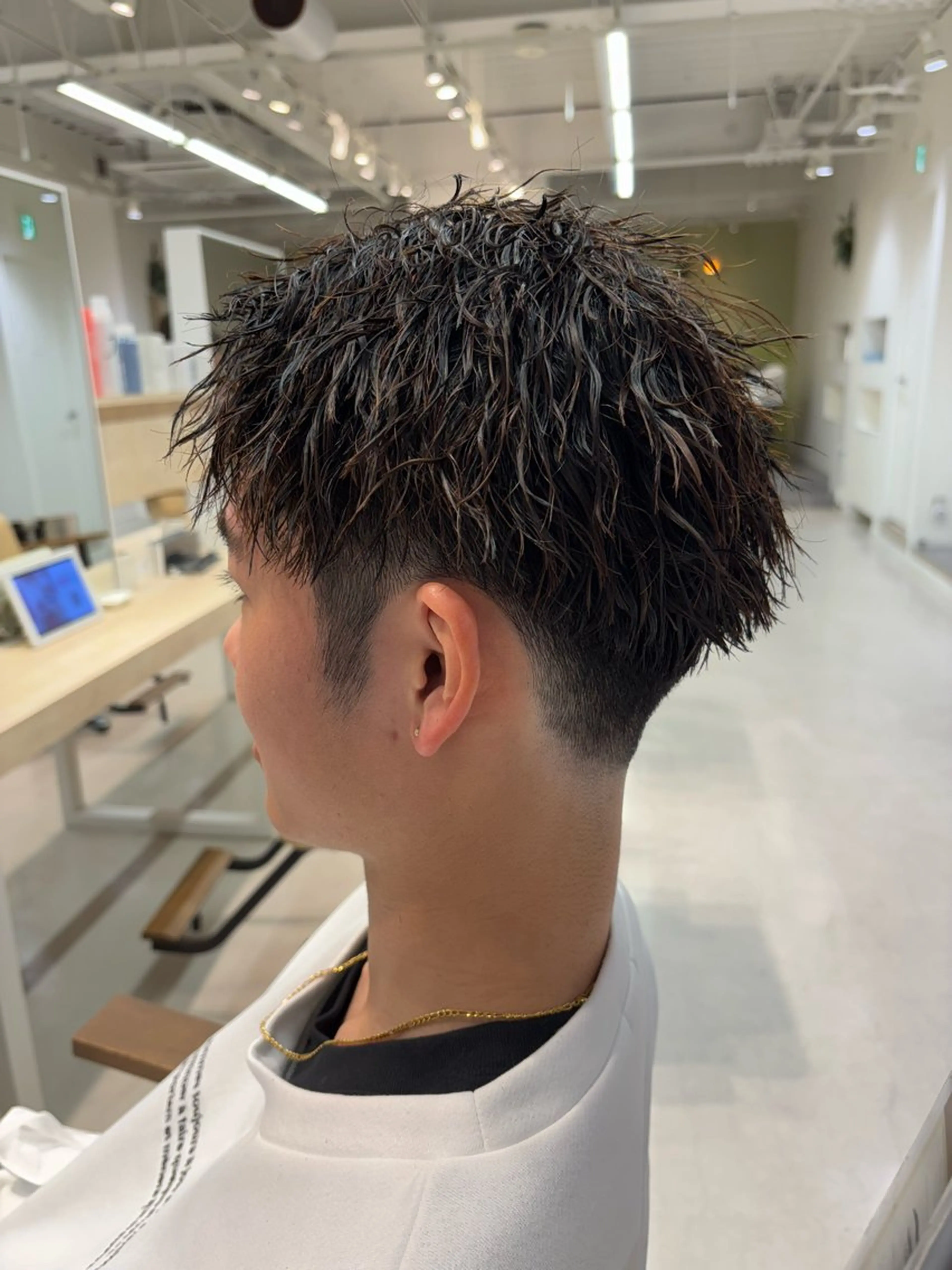 パーマ メンズ ビジネス メンズパーマ スペインカール 波巻きパーマ ニュアンスパーマ カット パーマ ニュアンスパーマ/ フェザー/マッシュのヘアスタイル