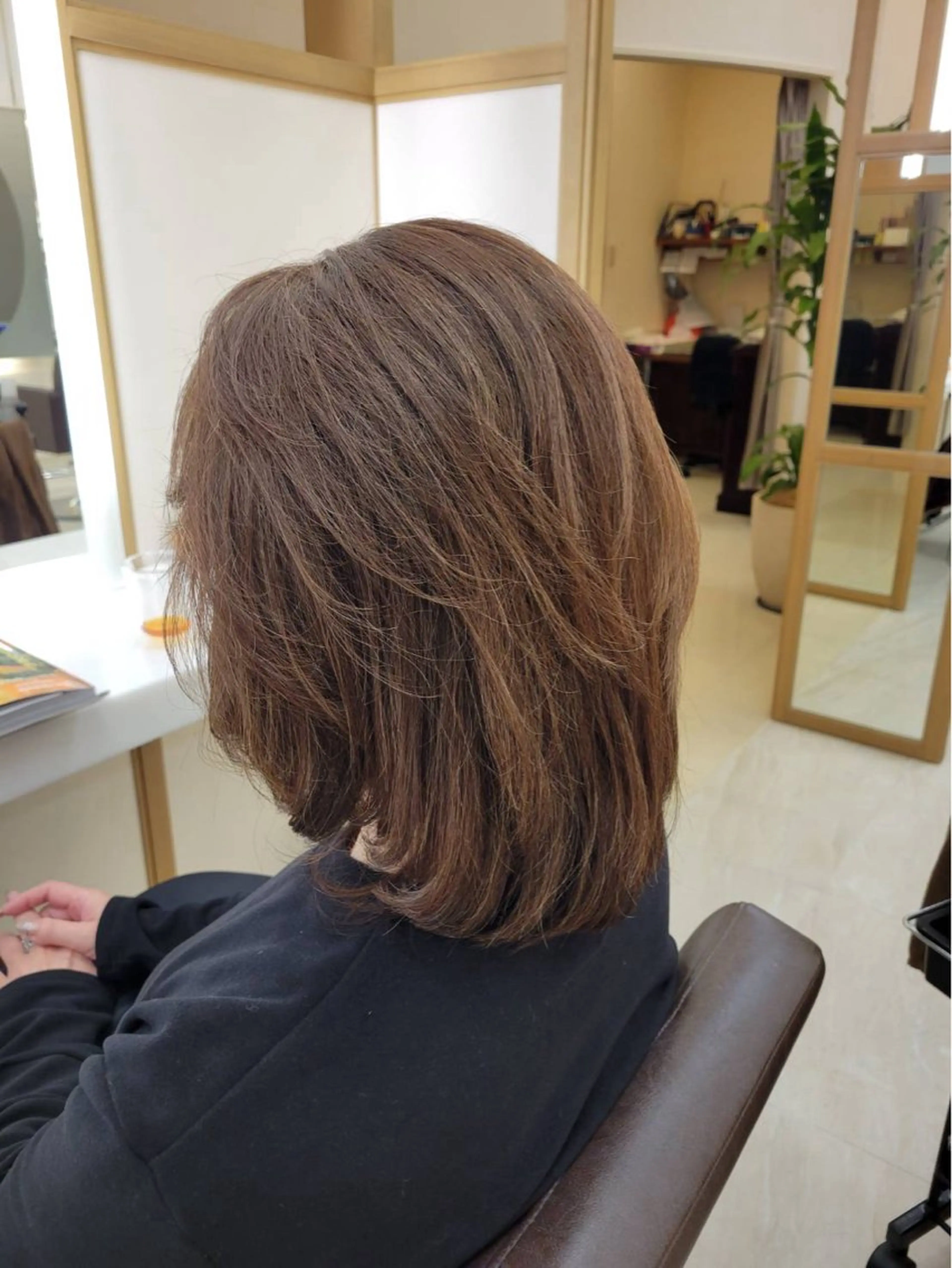 セミロング カラー 舘 晴香のヘアスタイル