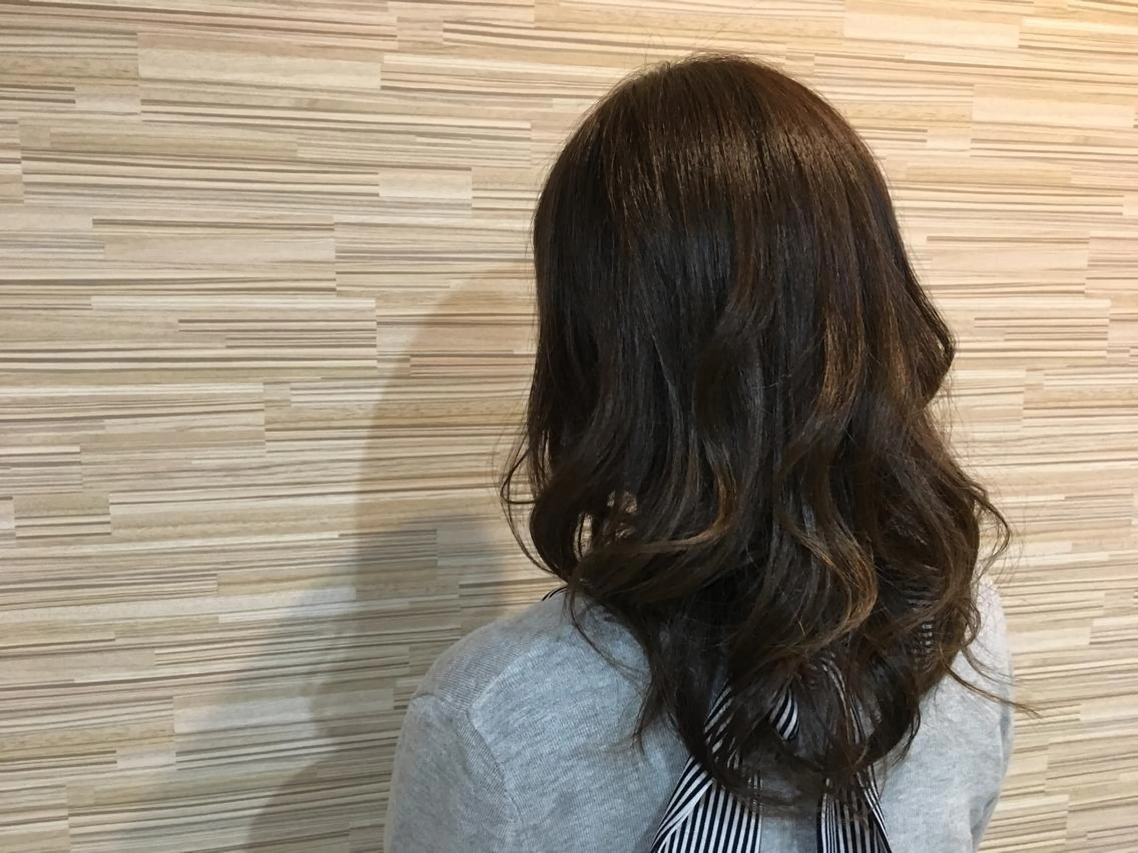 ミディアム カラー グレージュ 佐藤 結花のヘアスタイル