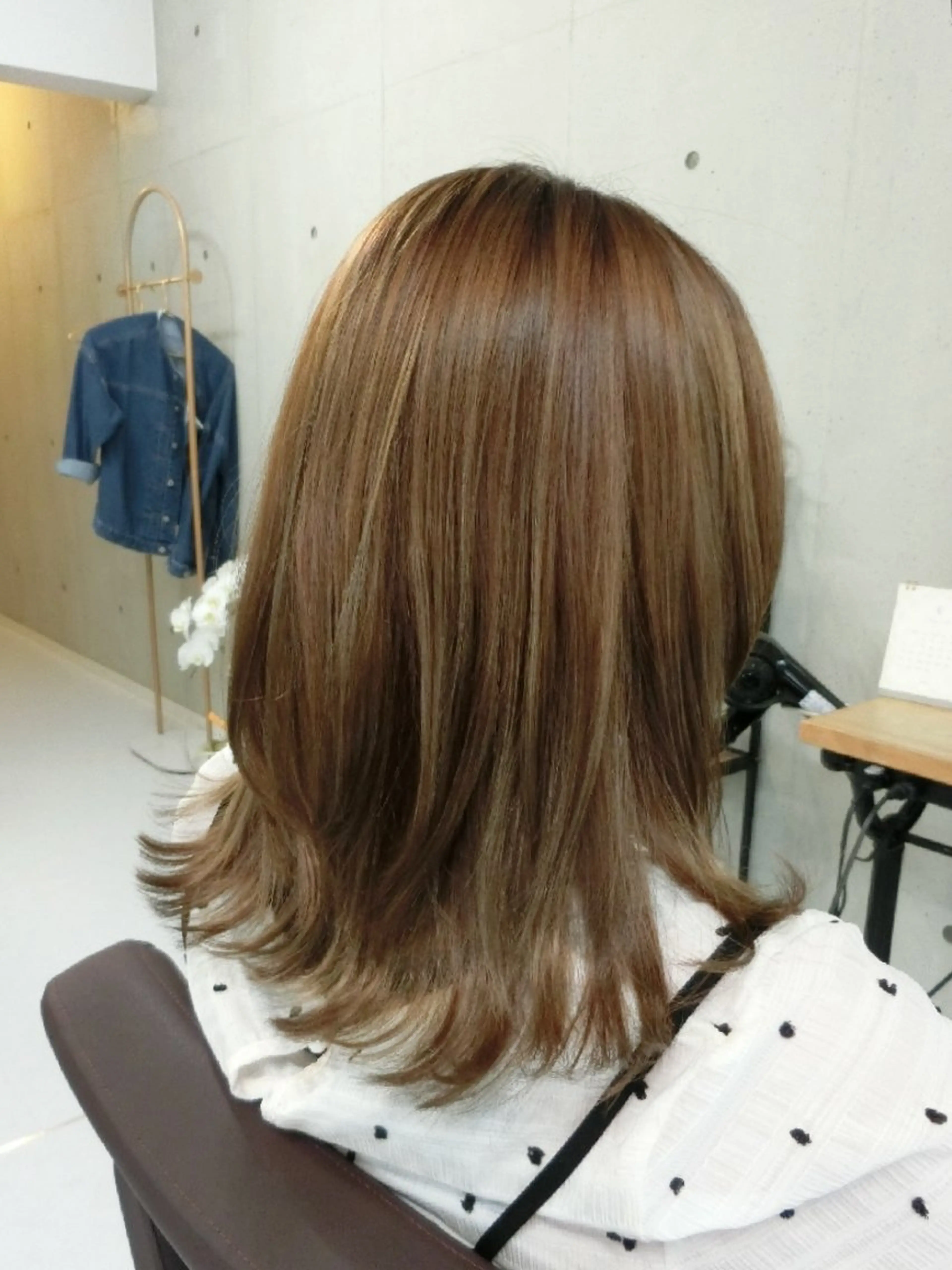 上品透明感🩷シークレットハイライト(細いブリーチハイライト) 肩下ロング500円.胸下ロング1000円の写真