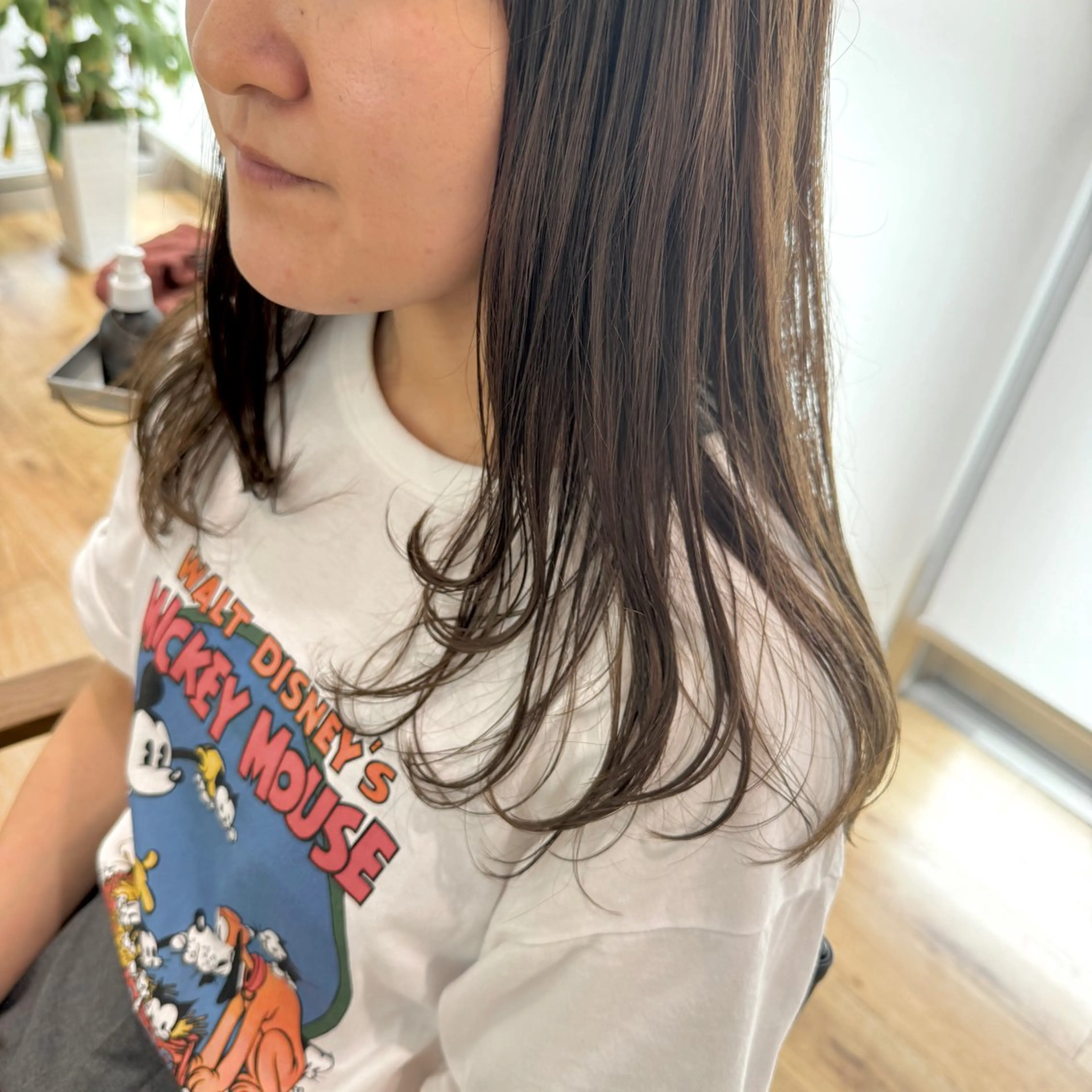 セミロング 顔まわりレイヤー 顔周りカット レイヤーカット 平井 麗奈のヘアスタイル