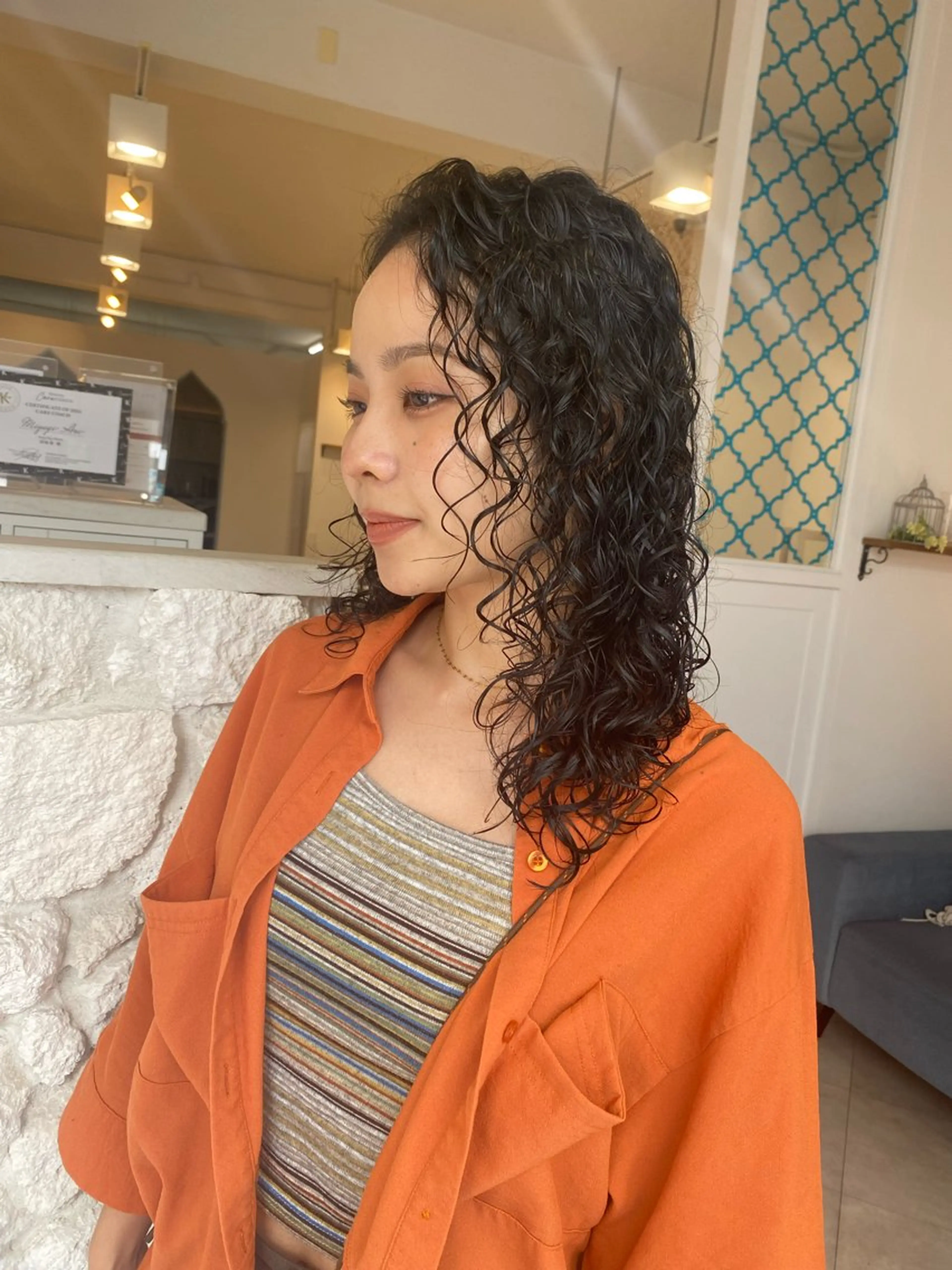 セミロング カット パーマ 饒平名 知也のヘアスタイル